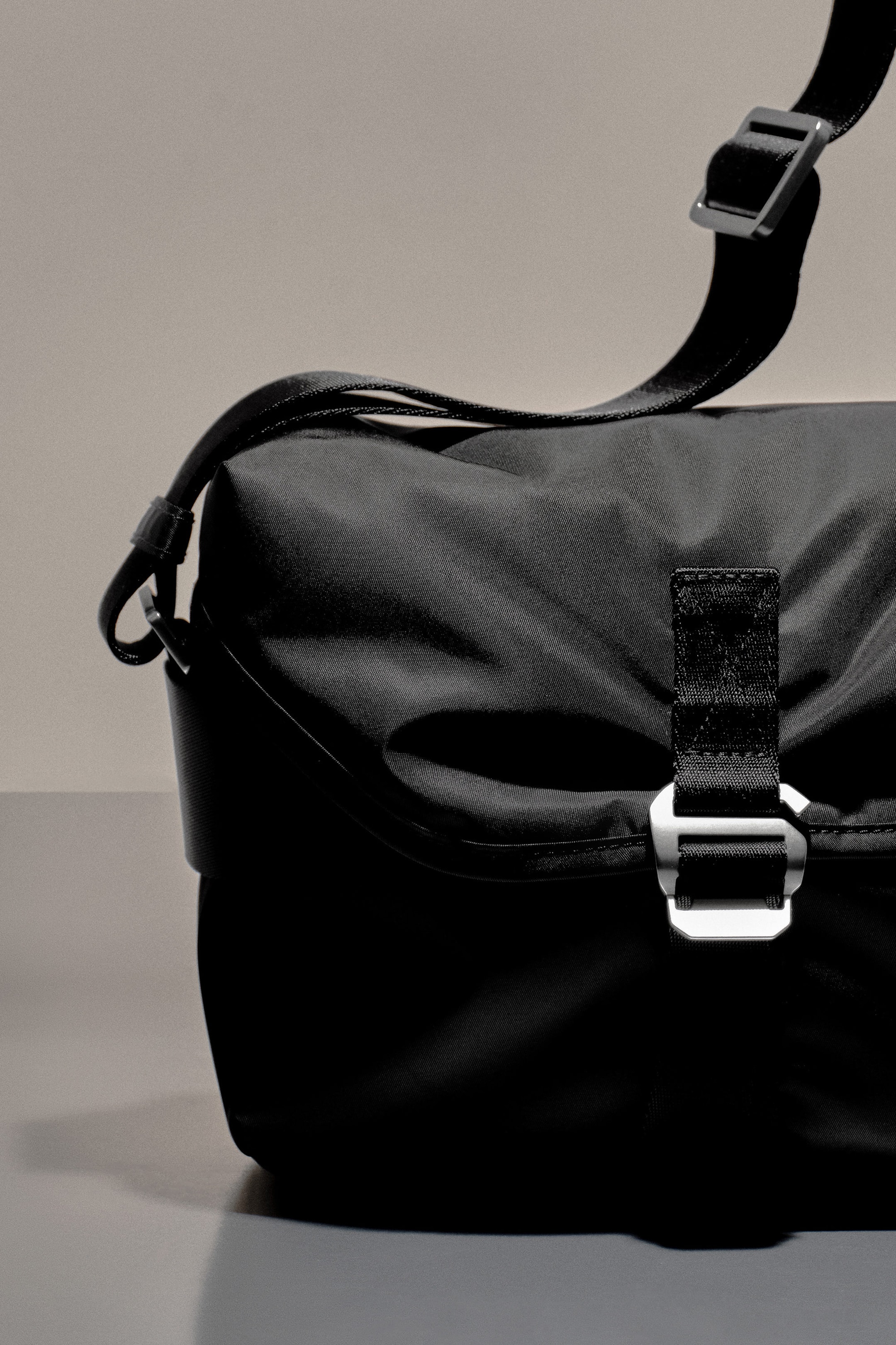 PURSUIT CROSSBODY BAG - NYLON