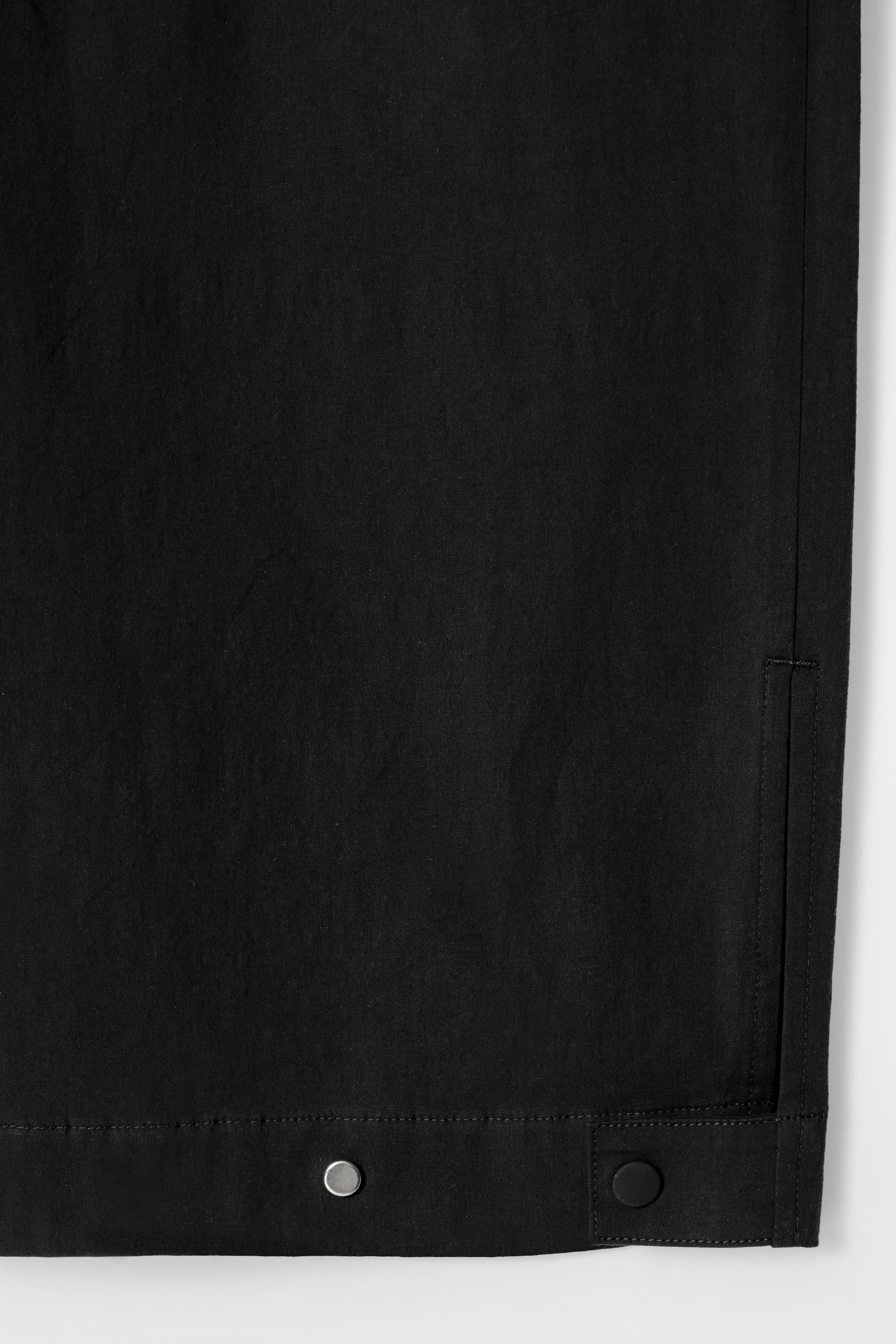 Größeres Bild anzeigen: UTILITY-CARGOHOSE MIT BARREL-BEIN - SCHWARZ - Ladies | H&M AT 9