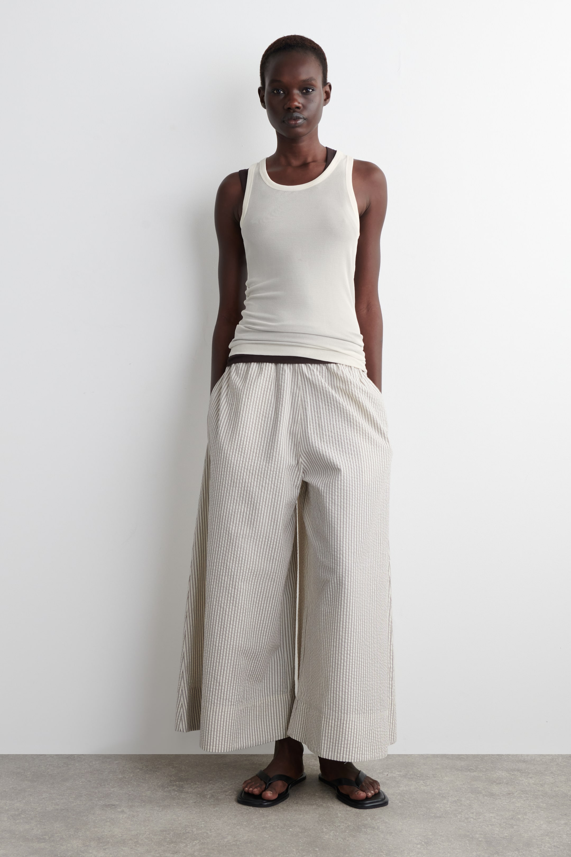 Visa större bild: CULOTTES I SEERSUCKER - GRÄDDVIT / BRUN / RANDIG - DAM | H&M SE 1