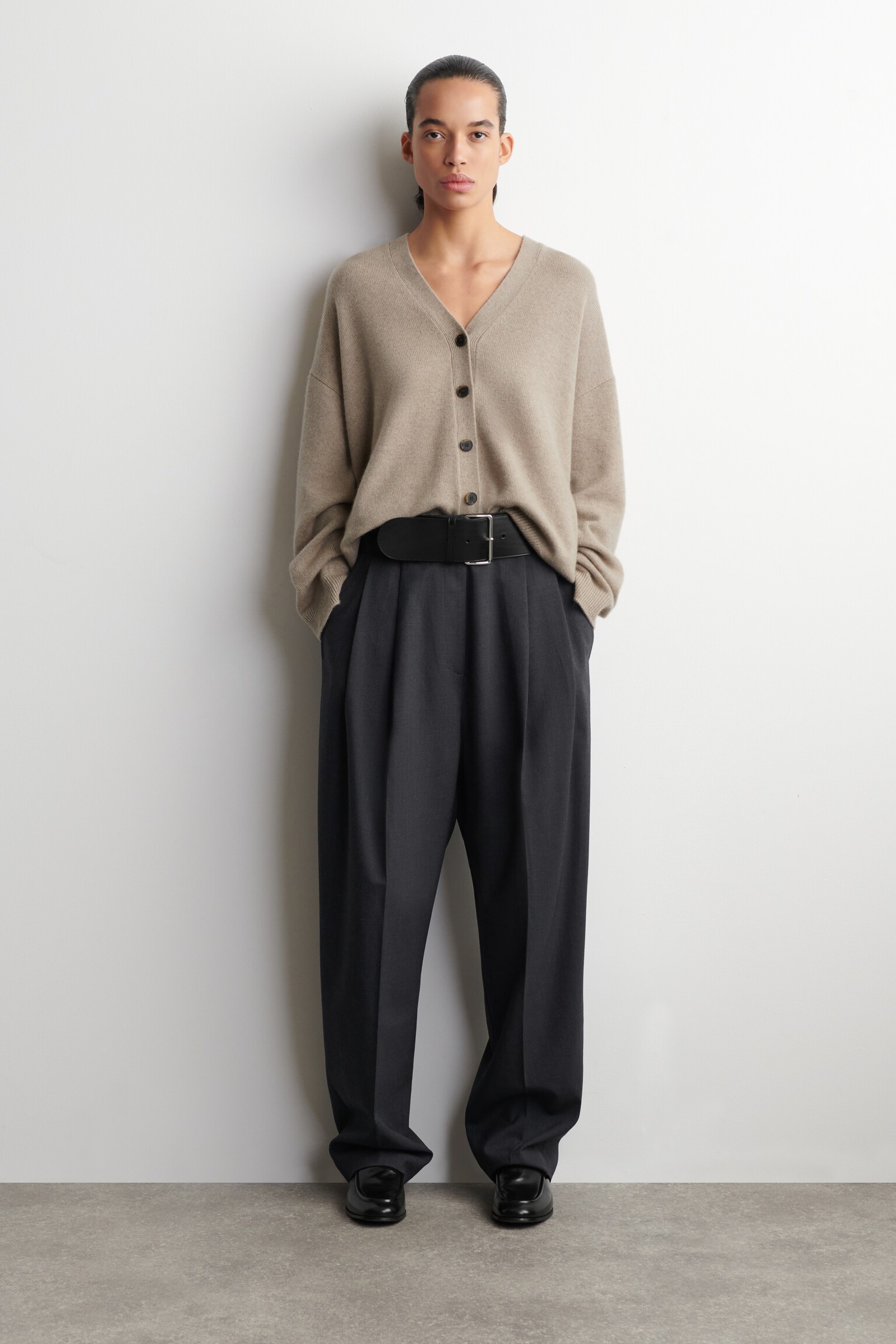 קרדיגן קשמיר עם צווארון וי - בז' - 7