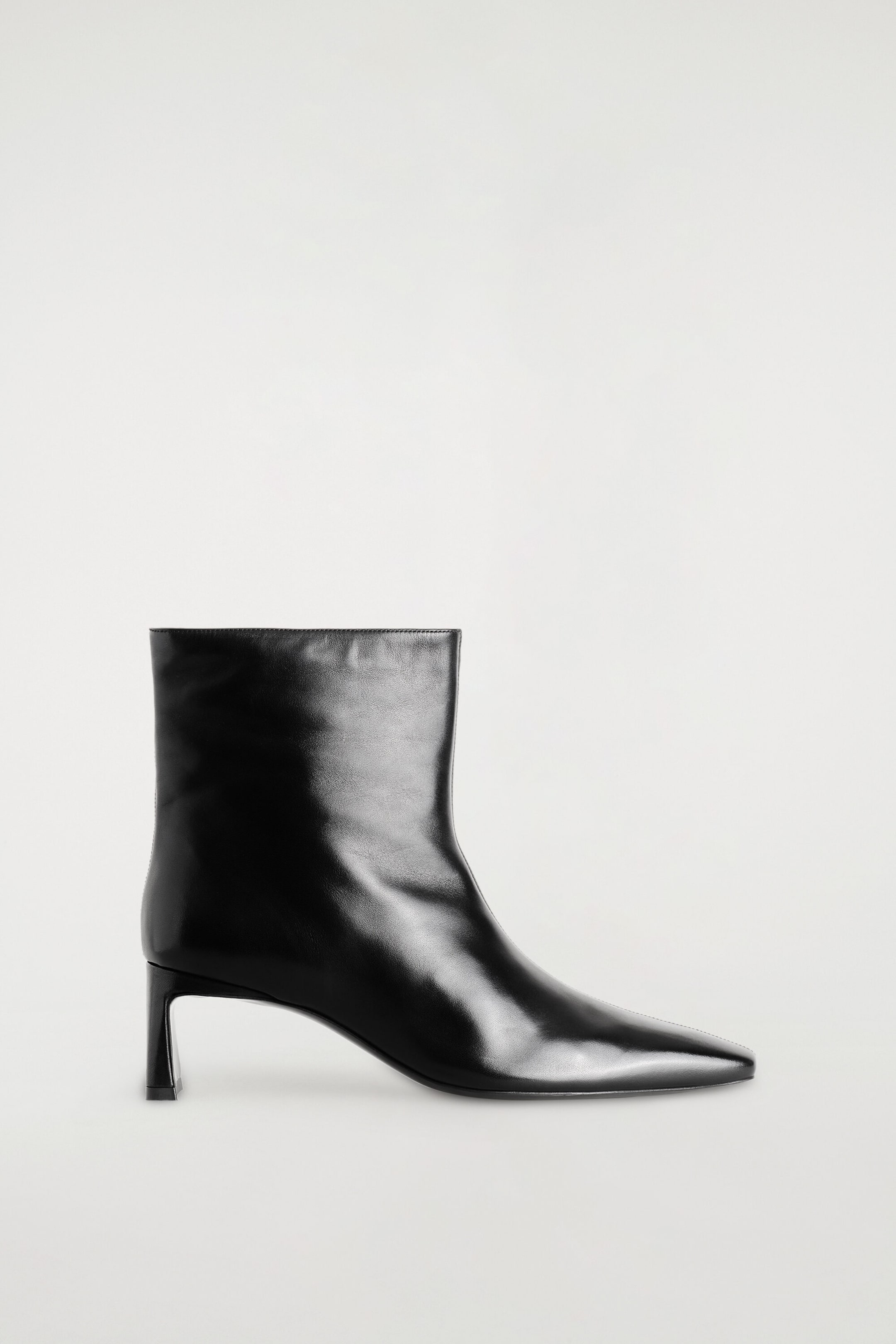 Bottines à talon angulaire en cuir