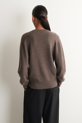 SCULPTED PURE CASHMERE V-NECK SWEATER — BROWN MÉLANGE 4