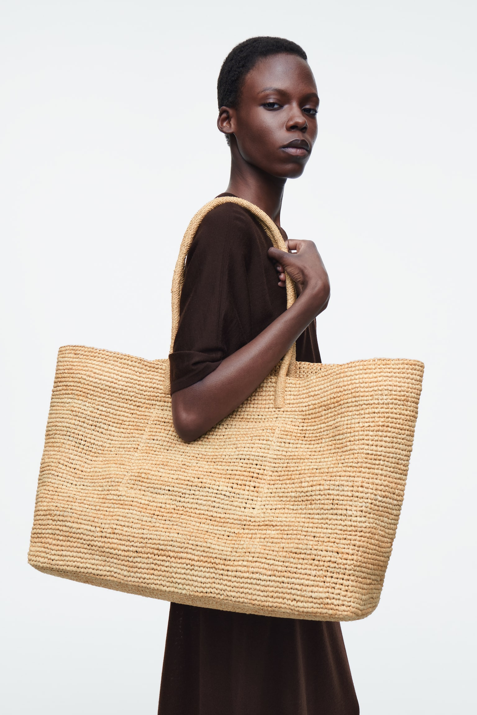 BOLSO TOTE OVERSIZE TEJIDO A MANO - RAFIA - BEIGE/MARRÓN OSCURO - 5
