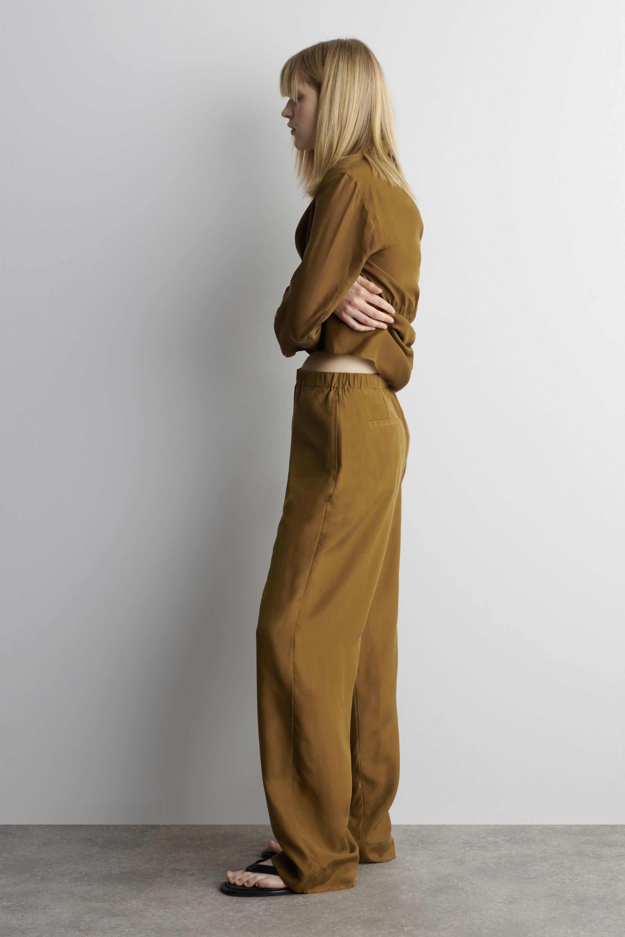 Vezi imaginea mai mare: PANTALONI DIN MĂTASE RELAXAȚI - MARO - FEMEI | H&M RO 3