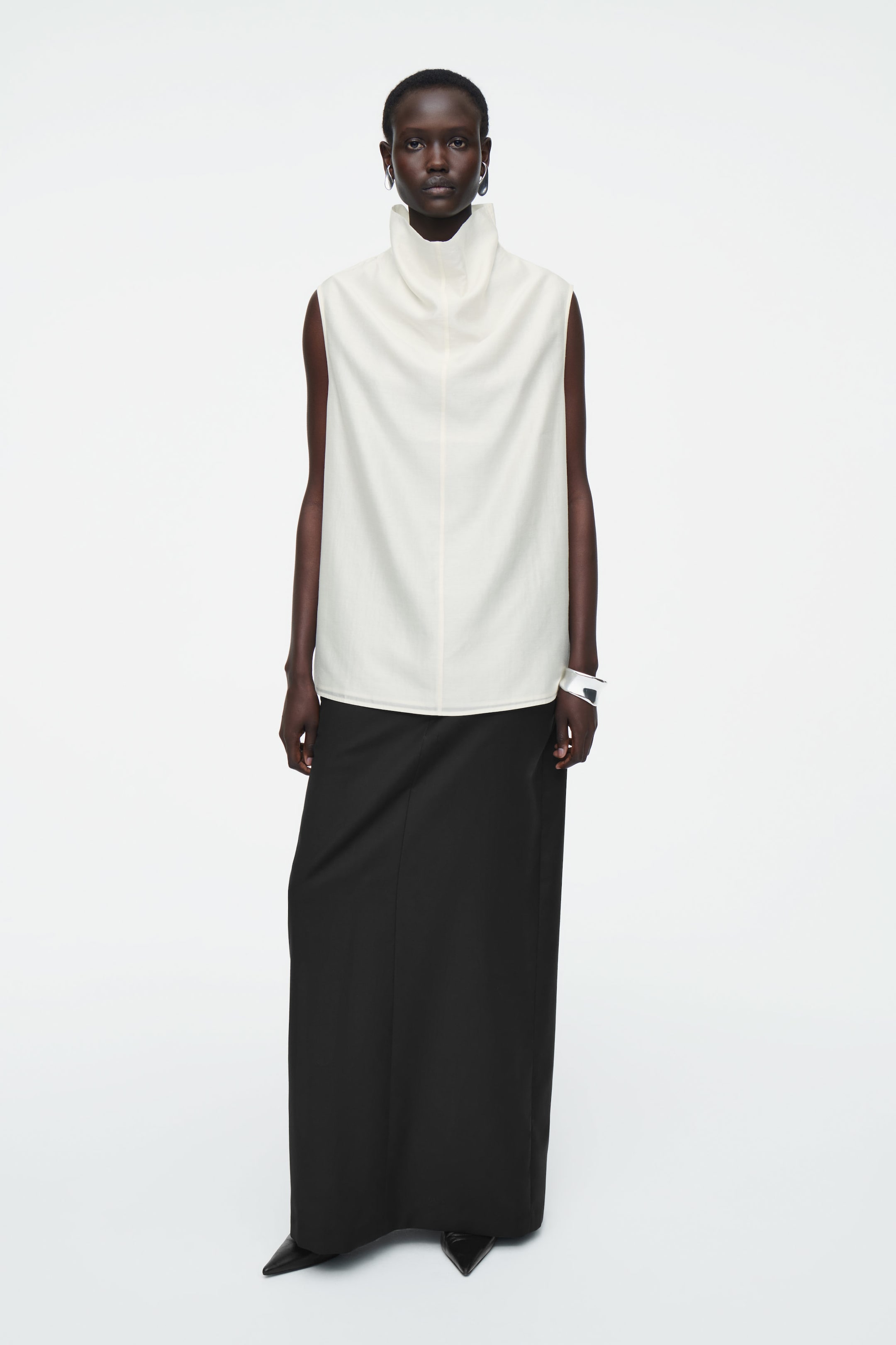 FUNNEL-NECK SLEEVELESS BLOUSE