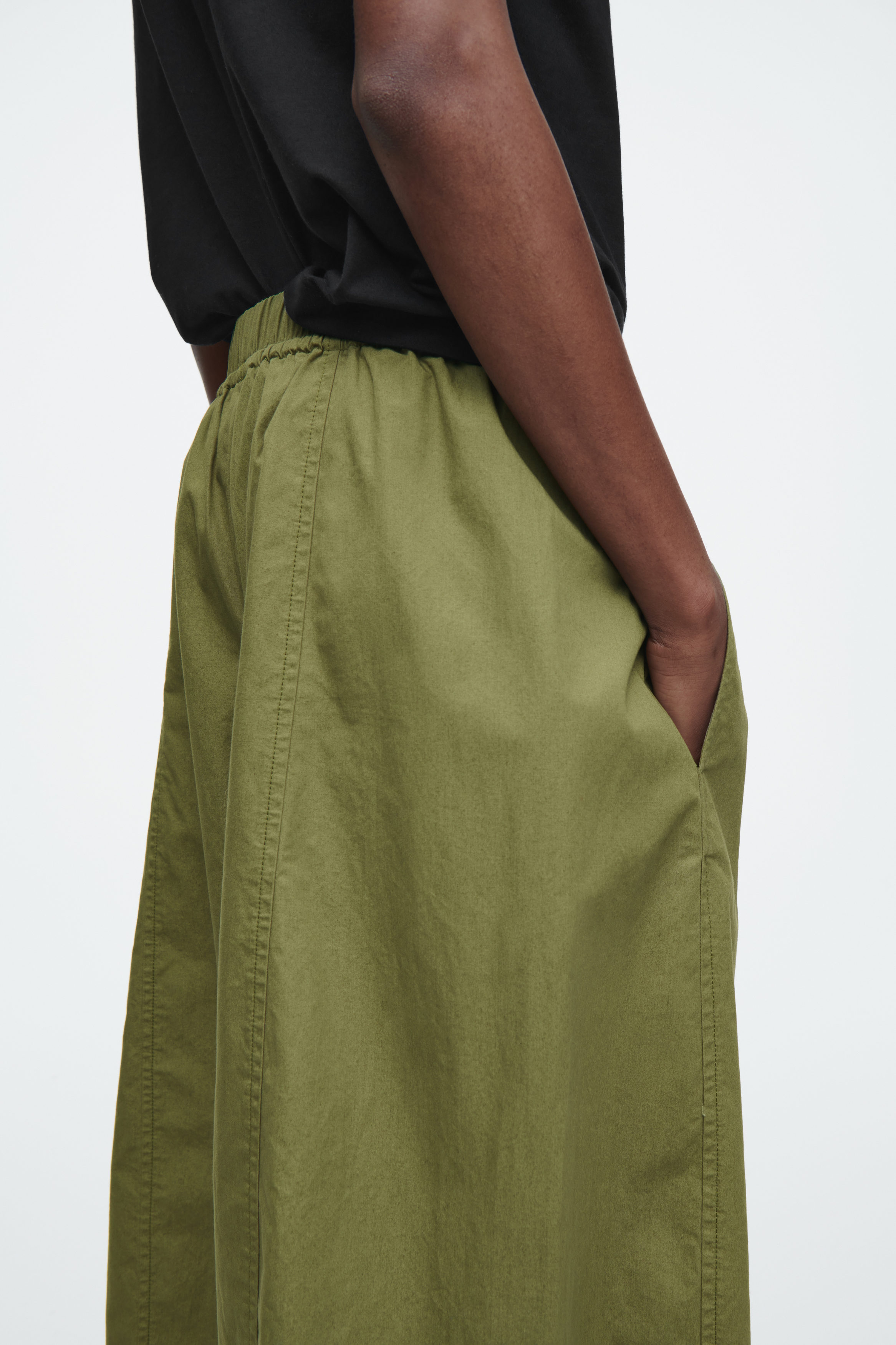 新品未使用完売品【COS】BARREL-LEG COTTON TROUSERS COTTON BARREL-LEG PANTS - BLACK | COS