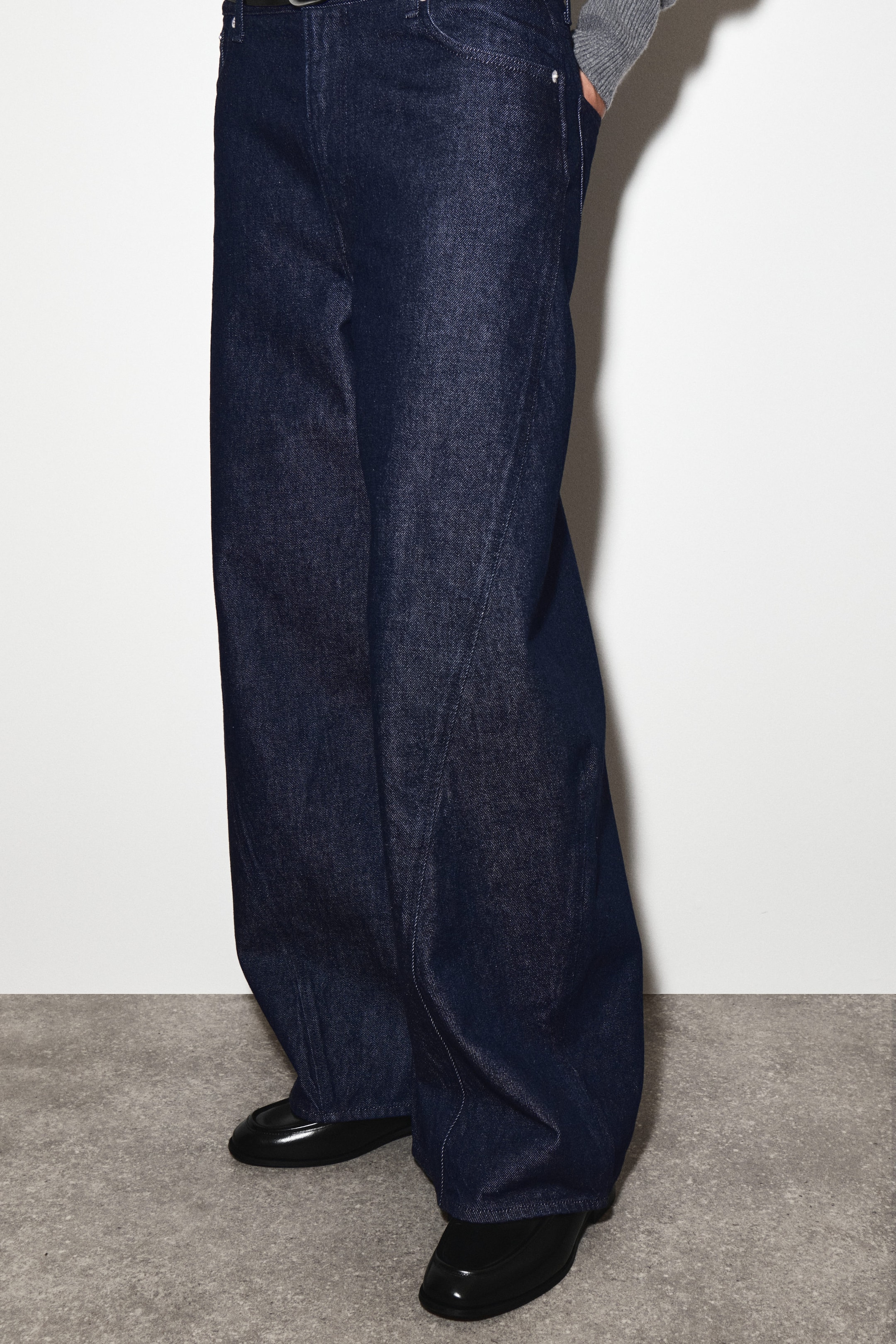 TWIST BARREL-LEG JEANS