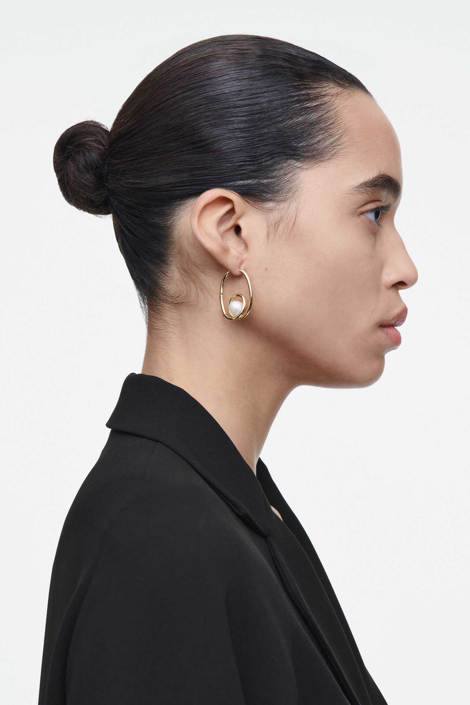 PENDIENTES DESPAREJADOS CON PERLAS ENTRELAZADAS - DORADO - 4