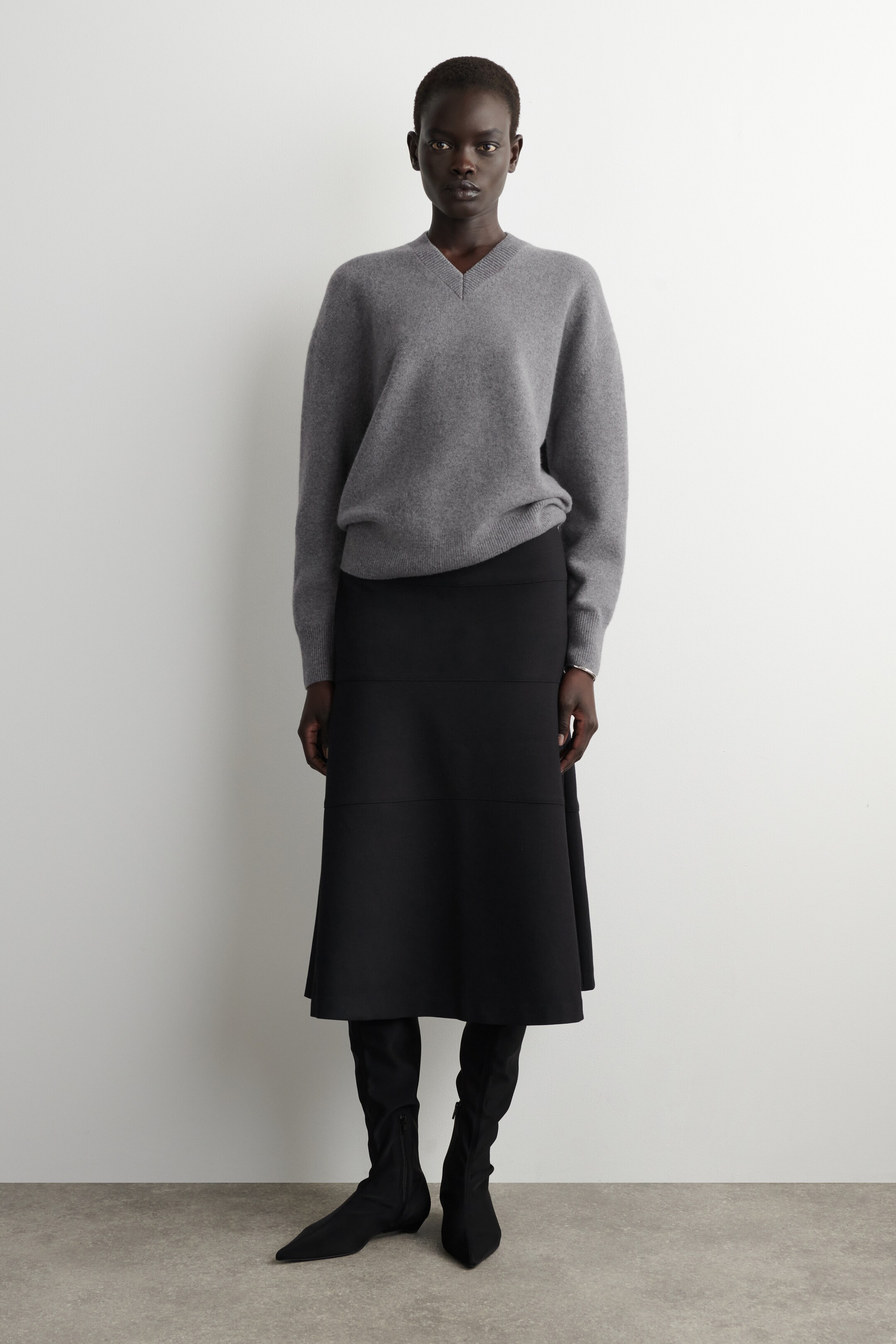 Ingrandisci l'immagine: ROUNDED WOOL V-NECK JUMPER - GREY MÉLANGE - DONNA | H&M CH 2