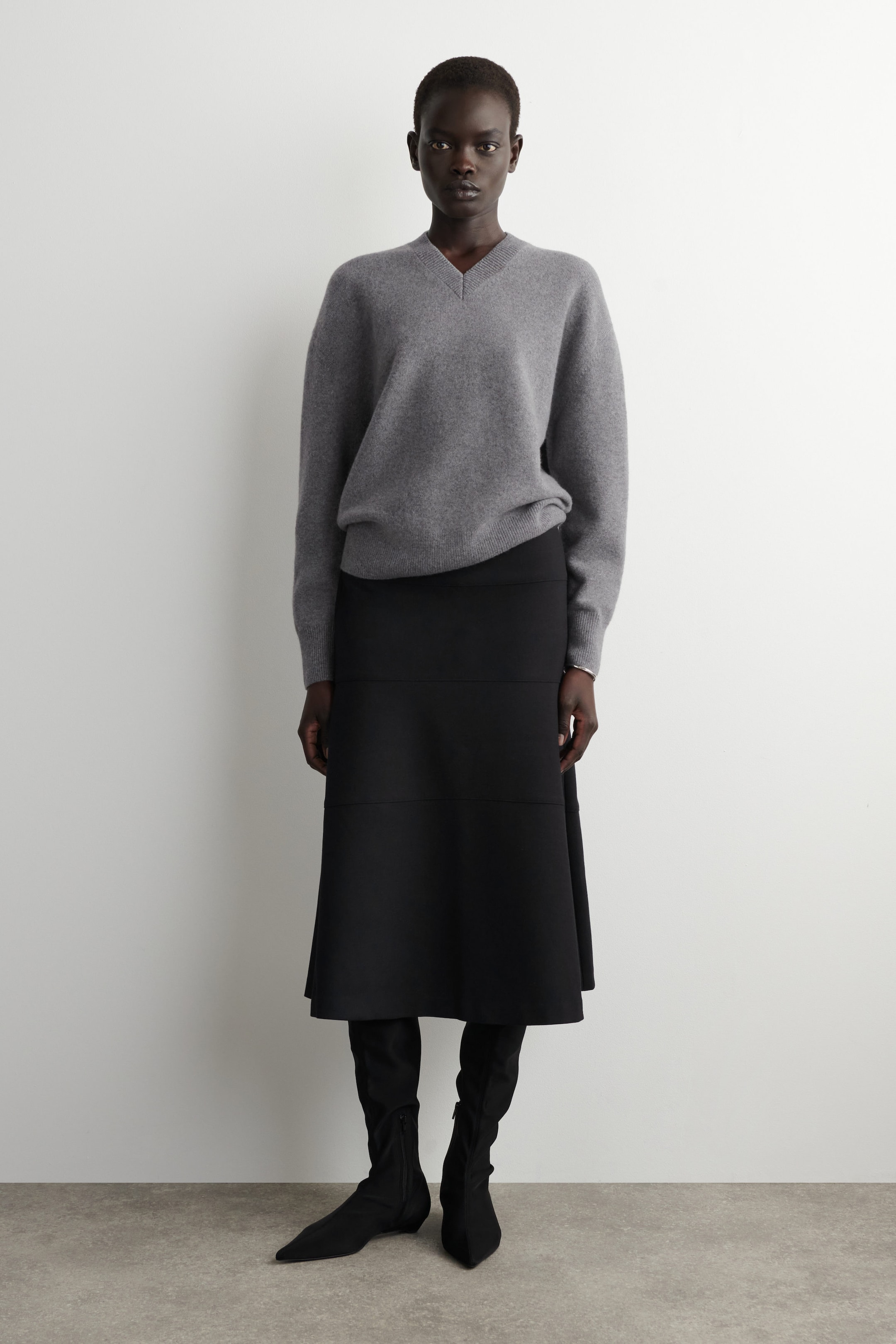 ROUNDED WOOL V-NECK SWEATER