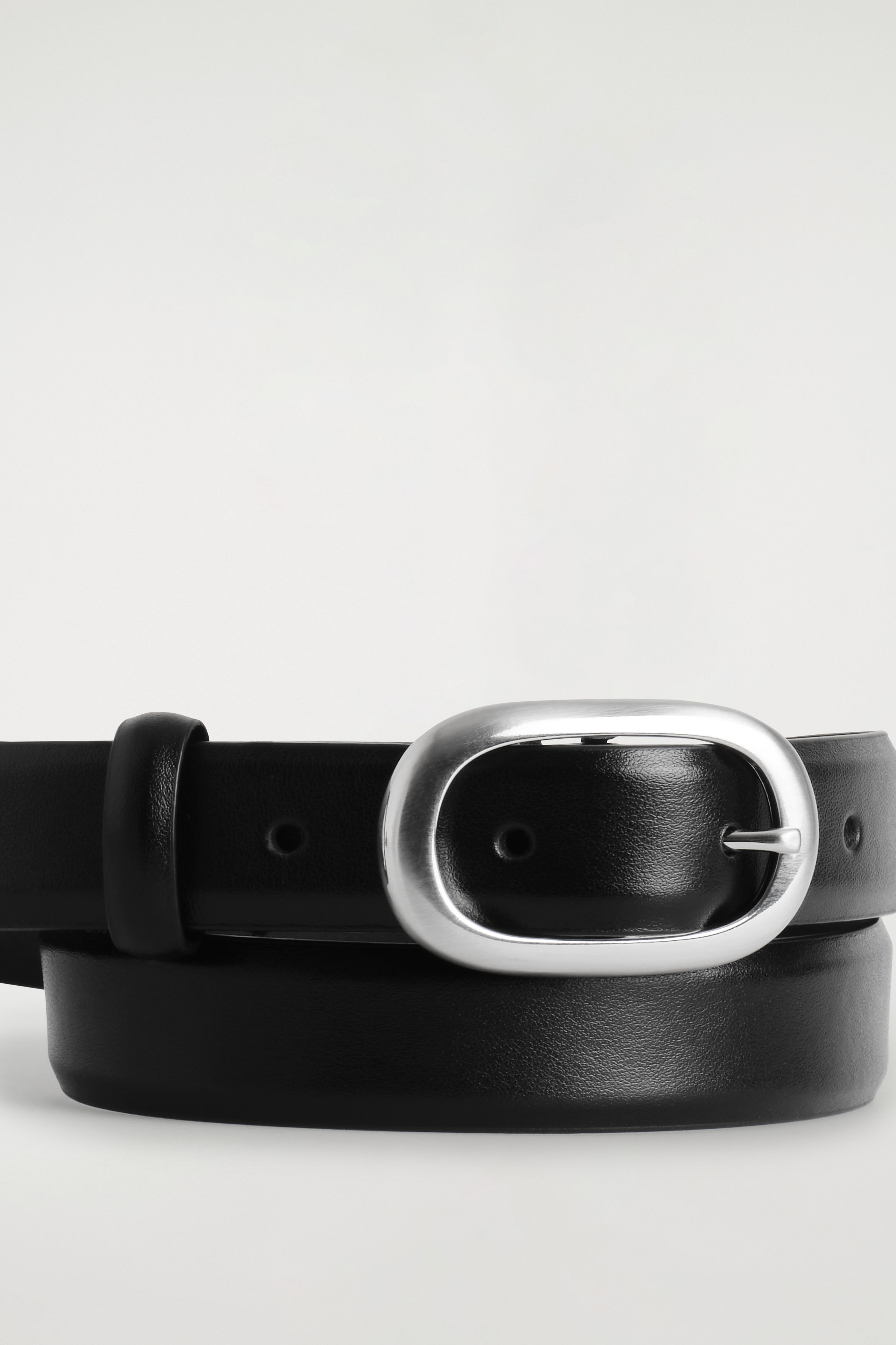 OVAL-BUCKLE LEATHER BELT - BLACK / SILVER | COS US