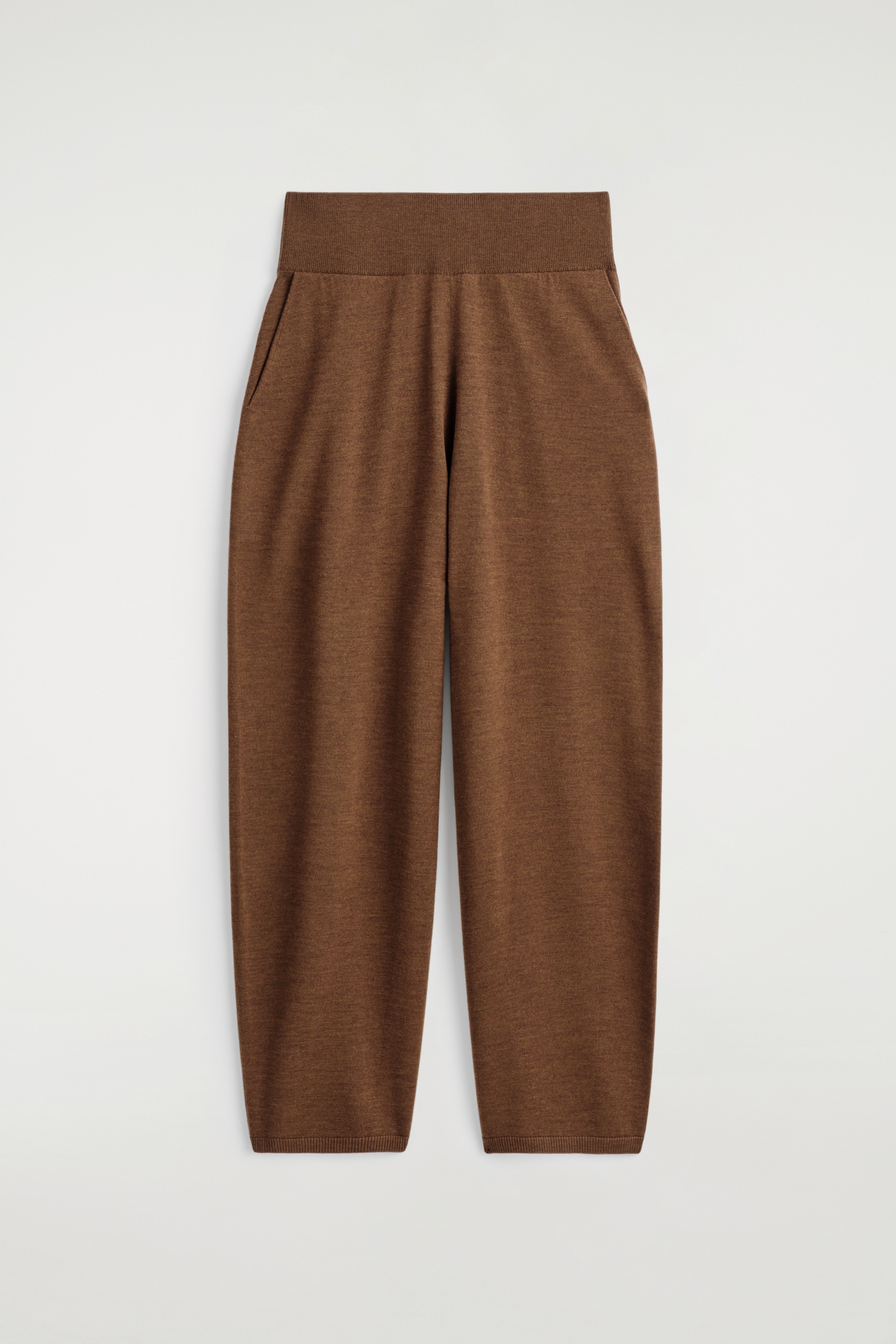 Visualizza immagine più grande: I pantaloni marroni a maglia sono presentati FRONTE, con un'ampia fascia elastica a coste in vita, tasche laterali e una forma rilassata a gamba a barile.