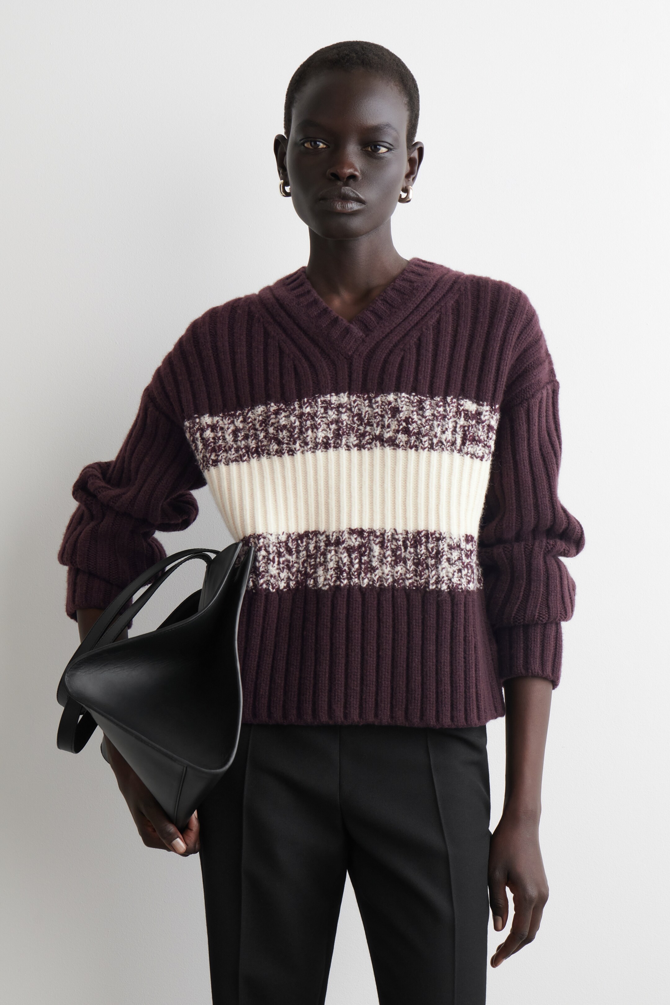 Προβολή μεγαλύτερης εικόνας: TEXTURED MERINO WOOL V-NECK JUMPER - BURGUNDY / CREAM - Ladies | H&M GR 1