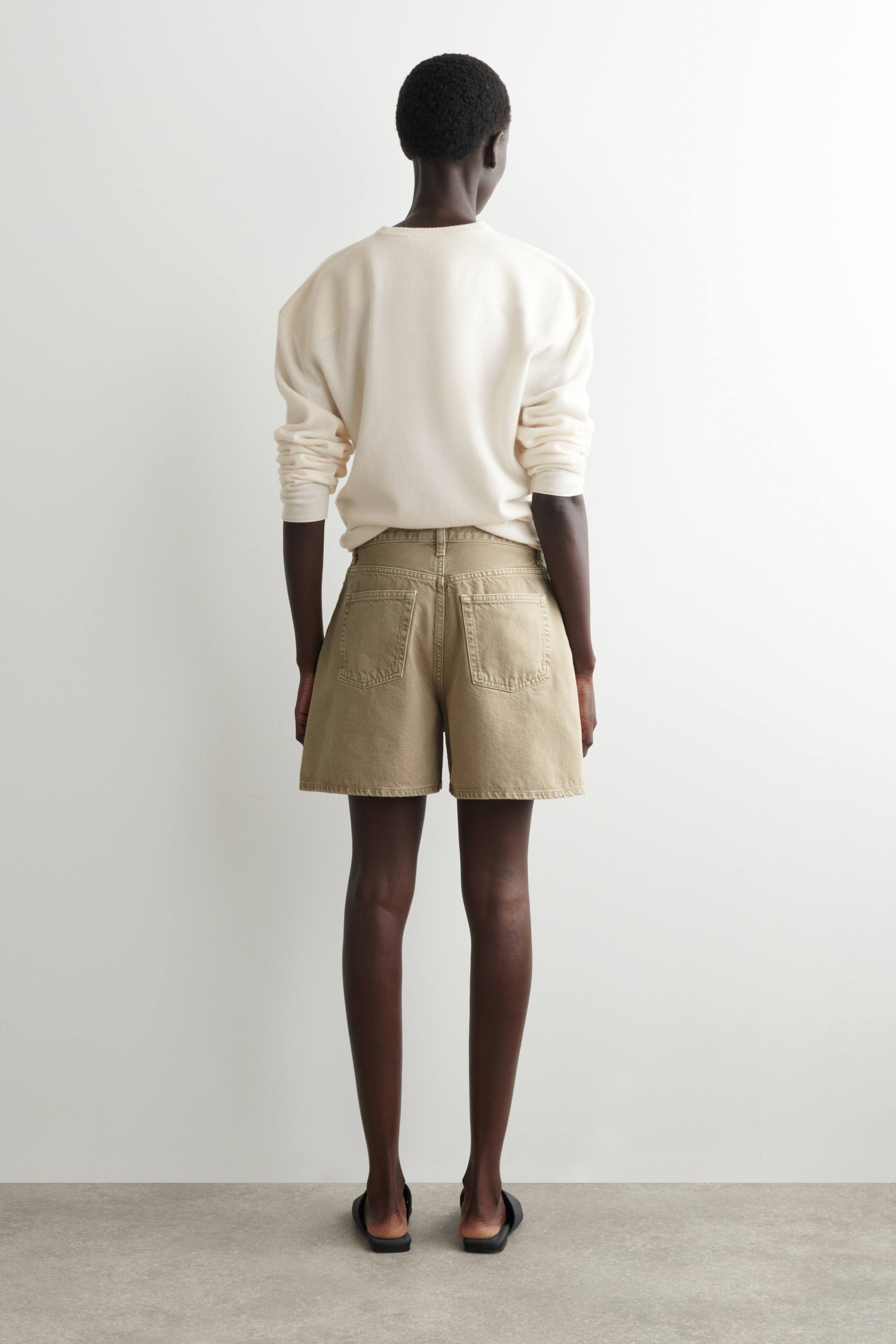 מכנסיים קצרים מדנים עם מותן גבוהה - בז' - Ladies | H&M IL