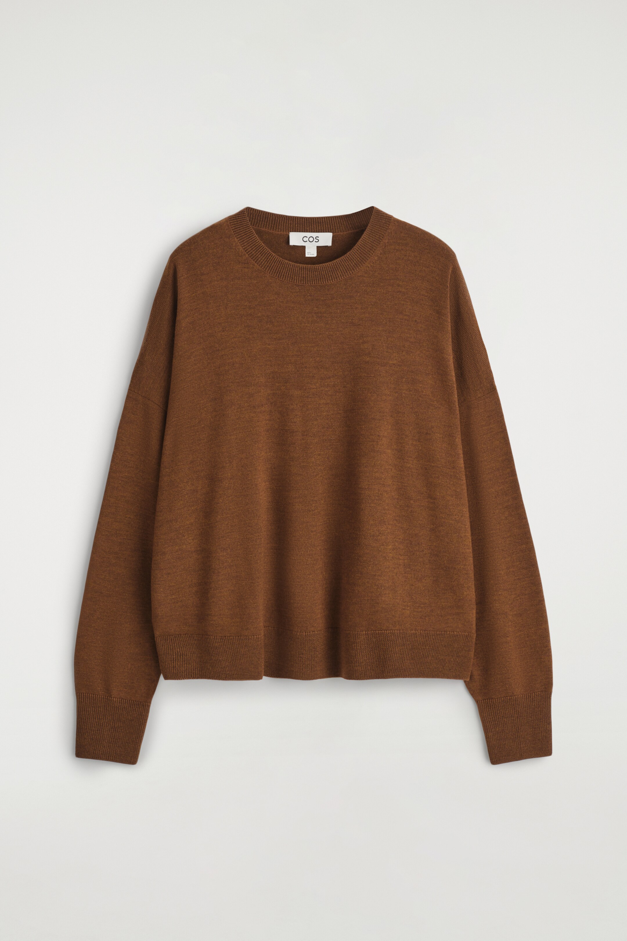 Ingrandisci l'immagine: Un maglione marrone finemente lavorato a maglia presenta il suo davanti, caratterizzato da una vestibilità comoda, un girocollo a coste e polsini e orlo a coste.