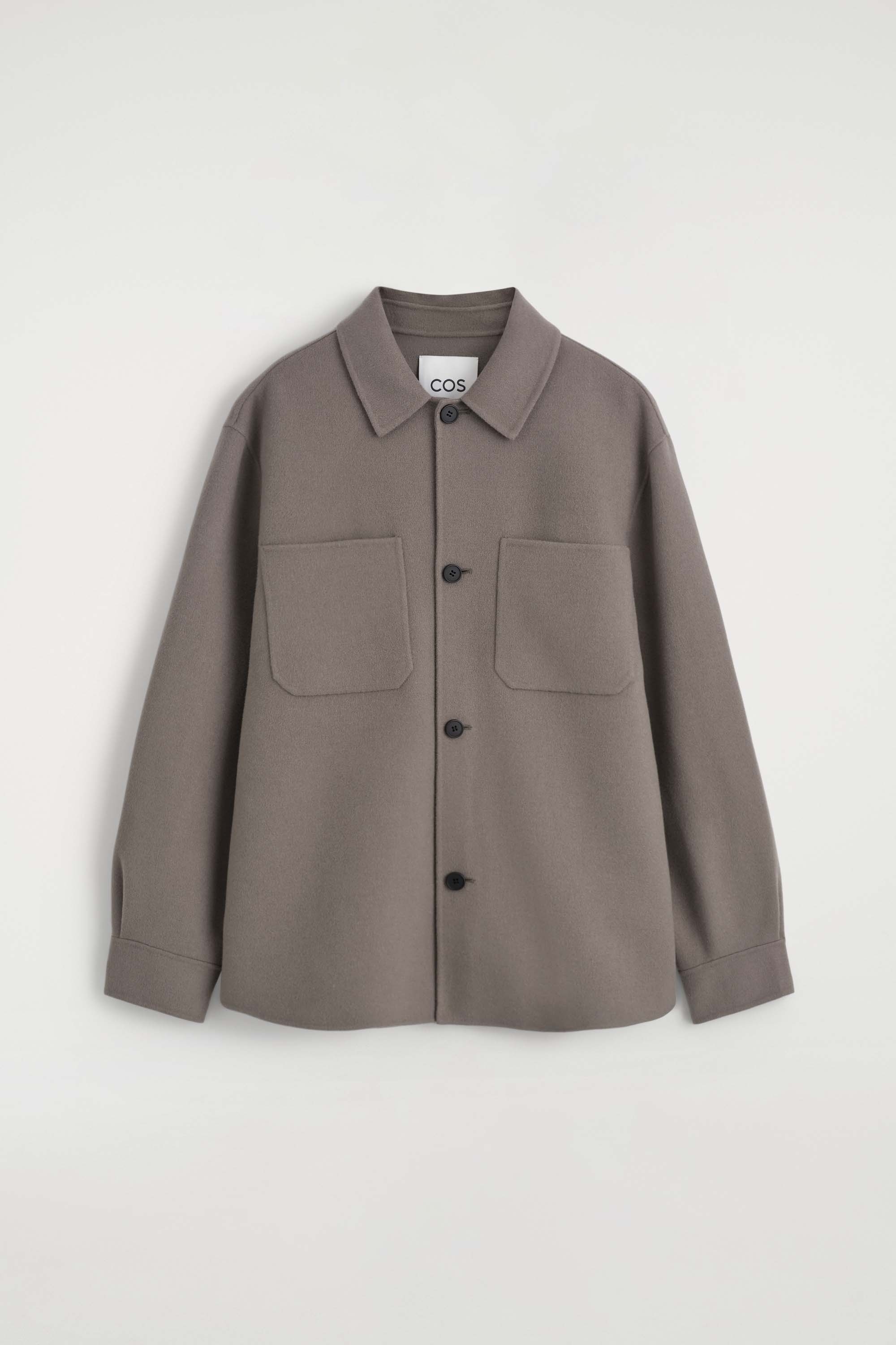 OboustrannÃ¡ vlnÄnÃ¡ overshirt v odstÃ­nu taupe je na modelce/modelovi obleÄena ÄelnÄ a zdÅ¯razÅuje jejÃ­/uvolnÄnÃ½, strukturovanÃ½ stÅih. MÃ¡ rozevÅenÃ½ lÃ­mec, zapÃ­nÃ¡nÃ­ na knoflÃ­ky vepÅedu s tmavÃ½mi knoflÃ­ky a dvÄ velkÃ© symetrickÃ© naÅ¡itÃ© kapsy na hrudi.