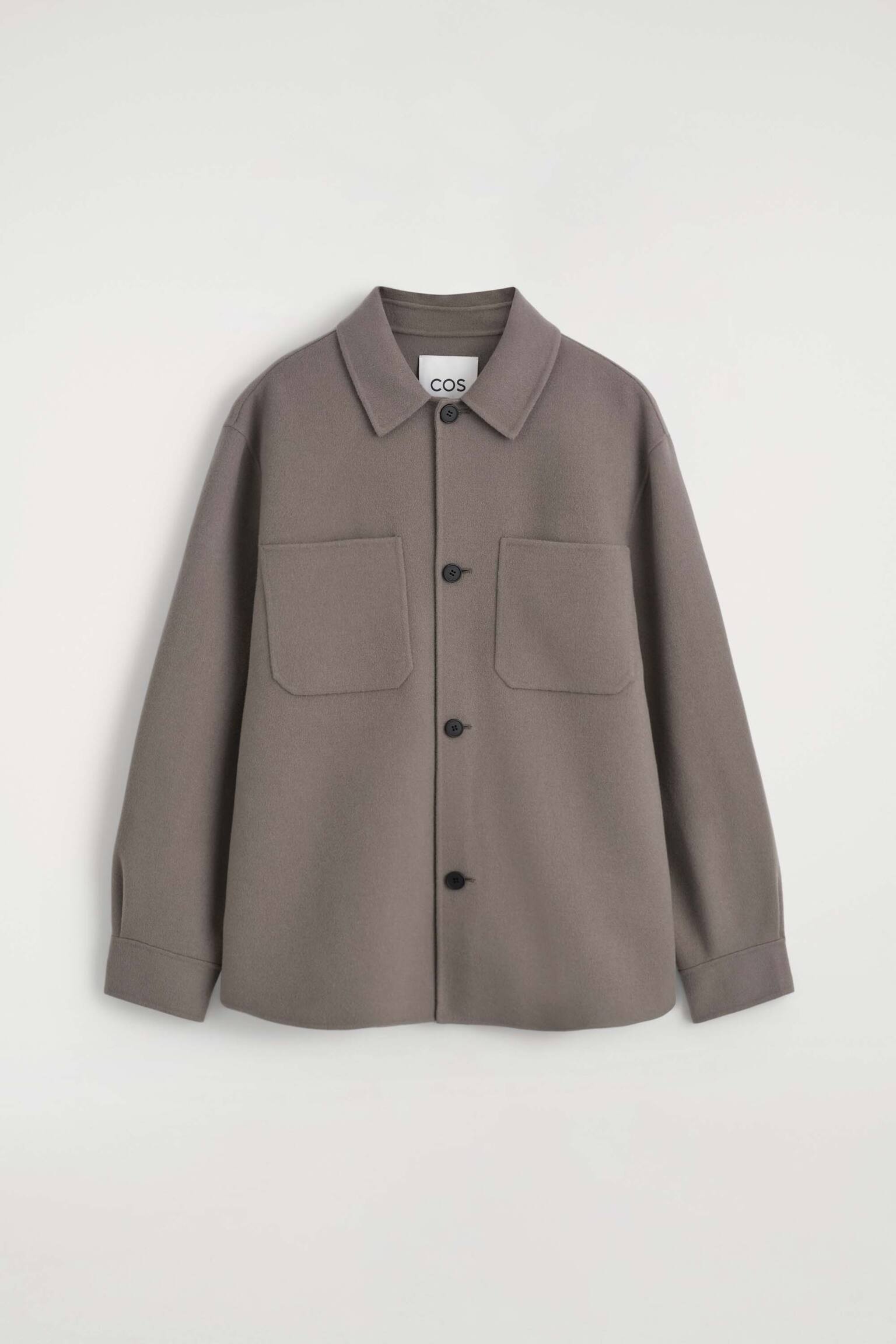 Î¤Î¿ Î´Î¹ÏÎ»Î®Ï ÏÏÎ·Ï Î¼Î¬Î»Î»Î¹Î½Î¿ overshirt ÏÎ±ÏÎ¿ÏÏÎ¹Î¬Î¶ÎµÏÎ±Î¹ ÏÎµ Î¼ÏÏÎ¿ÏÏÎ¹Î½Î® ÏÏÎ·, Î¼Îµ ÎºÎ»Î±ÏÎ¹ÎºÏ Î¼ÏÏÎµÏÏ Î³Î¹Î±ÎºÎ¬, Î¼ÏÏÎ¿ÏÏÎ¹Î½Ï ÎºÎ»ÎµÎ¯ÏÎ¹Î¼Î¿ Î¼Îµ ÏÎ­ÏÏÎµÏÎ± ÎºÎ¿ÏÎ¼ÏÎ¹Î¬ ÎºÎ±Î¹ Î´ÏÎ¿ Î¼ÎµÎ³Î¬Î»Î± ÏÏÎ¼Î¼ÎµÏÏÎ¹ÎºÎ¬ ÏÏÎµÏÎ¬ÎºÎ¹Î± ÏÏÎ¿ ÏÏÎ®Î¸Î¿Ï. Î¤Î¿ Î­Î½Î´ÏÎ¼Î± Î±Î½Î±Î´ÎµÎ¹ÎºÎ½ÏÎµÎ¹ Î¼Î±ÎºÏÎ¹Î¬ Î¼Î±Î½Î¯ÎºÎ¹Î± Î¼Îµ Î´Î¿Î¼Î·Î¼Î­Î½ÎµÏ Î¼Î±Î½ÏÎ­ÏÎµÏ ÎºÎ±Î¹ Î¯ÏÎ¹Î¿ ÏÎµÎ»ÎµÎ¯ÏÎ¼Î± ÏÎµ Î¼Î¿Î½ÏÏÏÏÎ¼Î· Î±ÏÏÏÏÏÏÎ· ÏÎ±Î¿ÏÏÎ­-Î³ÎºÏÎ¹. - 1