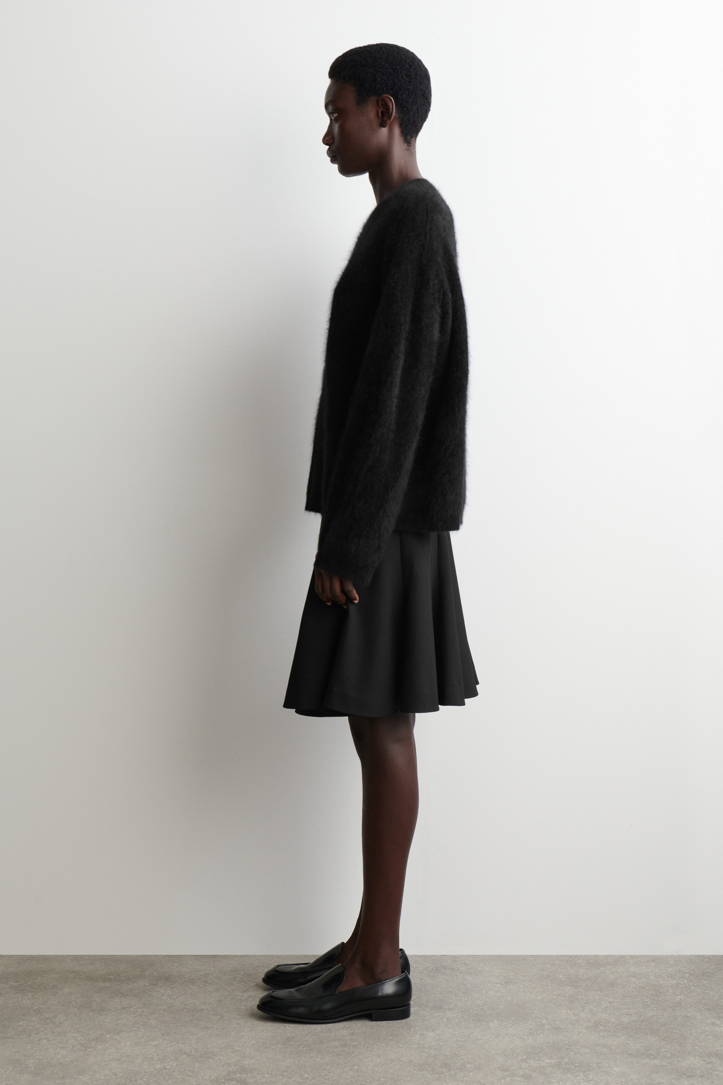 MINIGONNA CON LINEA SVASATA NERO COS