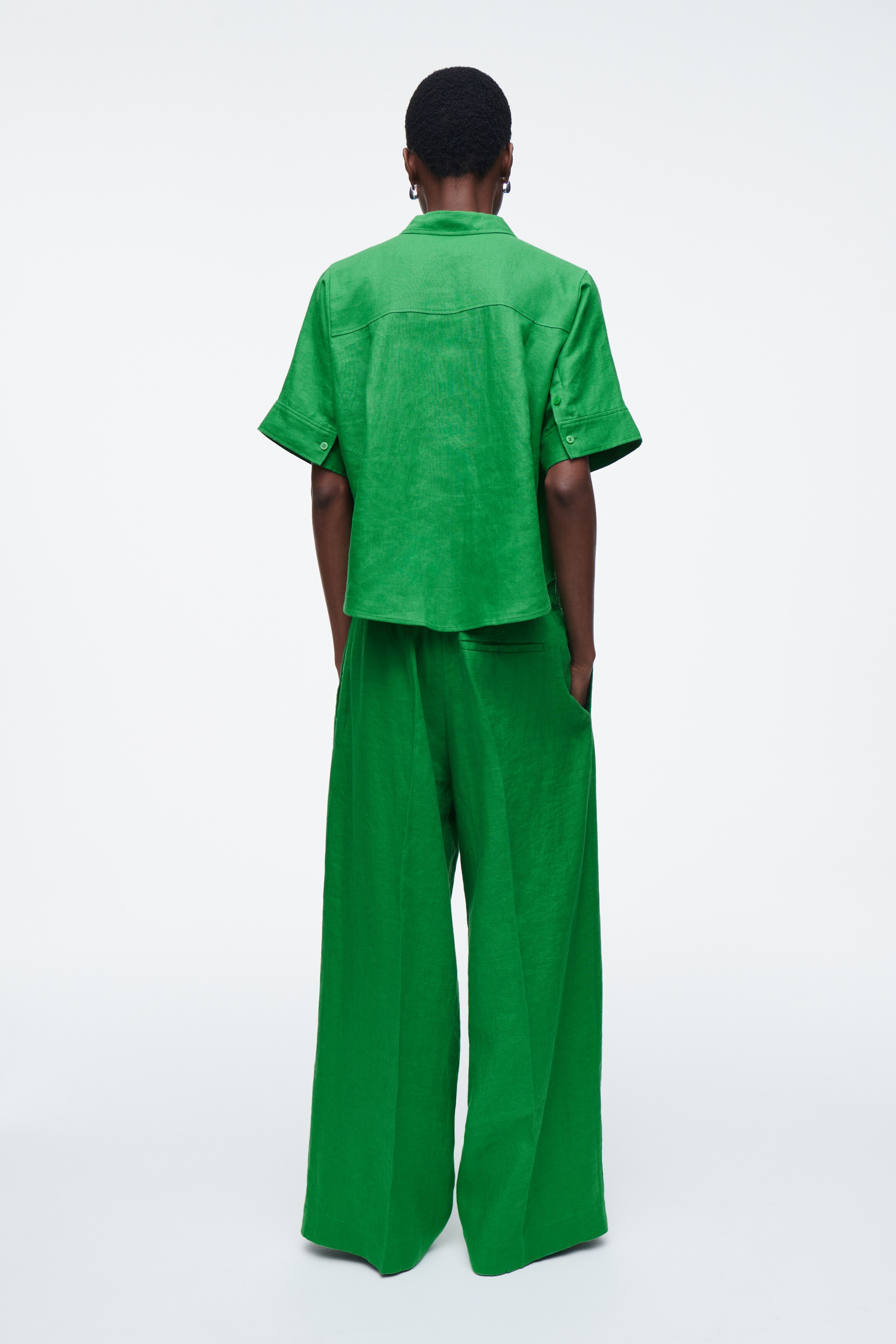 Ver imagem maior: CAMISA DE LINHO DE MANGAS CURTAS E CAIMENTO LARGO - VERDE - SENHORA | H&M PT 4