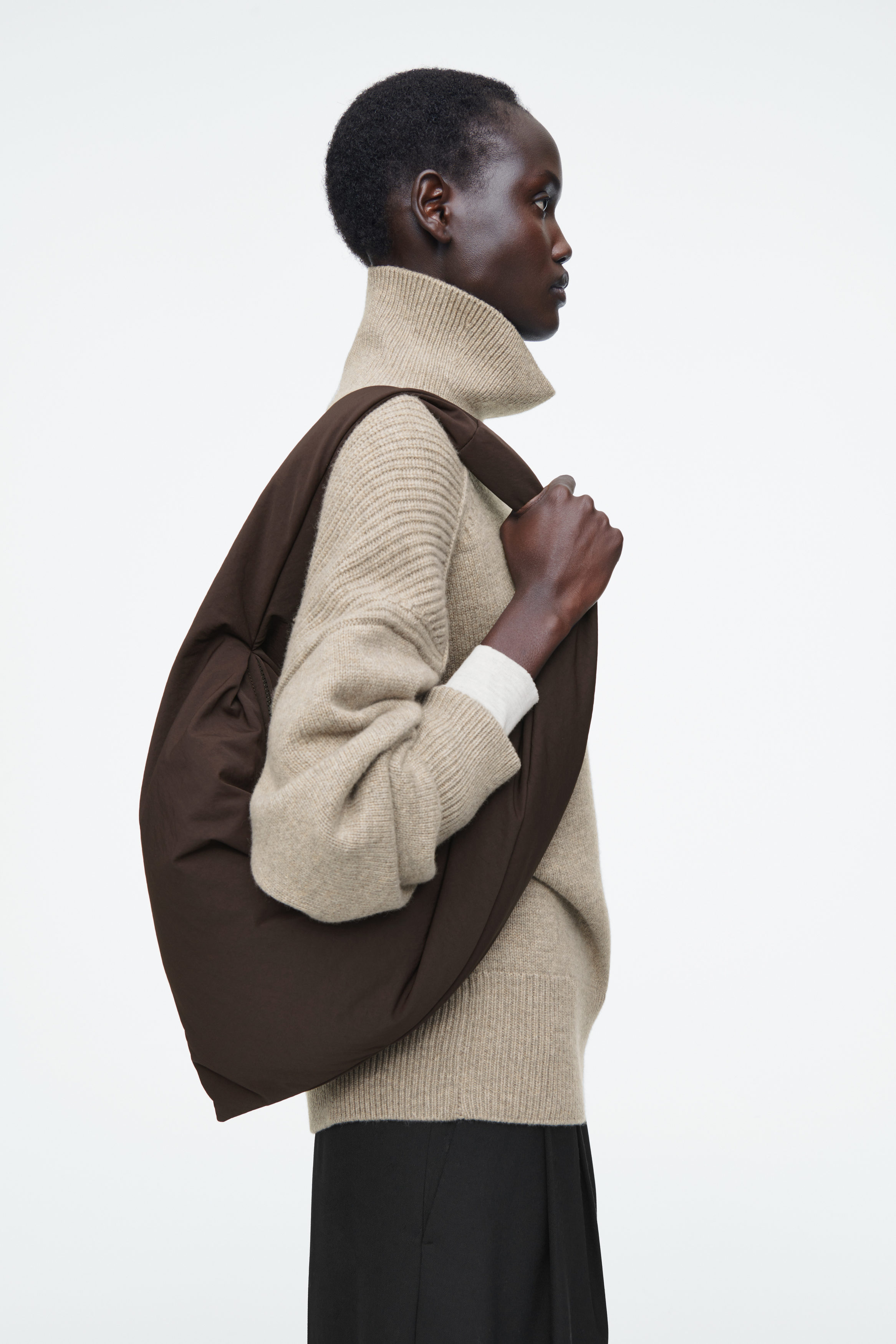 cos kiteバッグ KITE SHOULDER BAG - NYLON - BROWN | COS