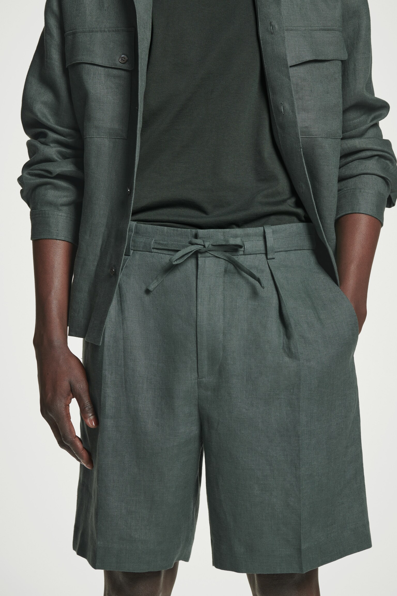 PANTALÓN CORTO DE LINO CON AJUSTE DE CORDÓN - VERDE OSCURO/AZUL MARINO/BEIGE/SIN TEÑIR - 4