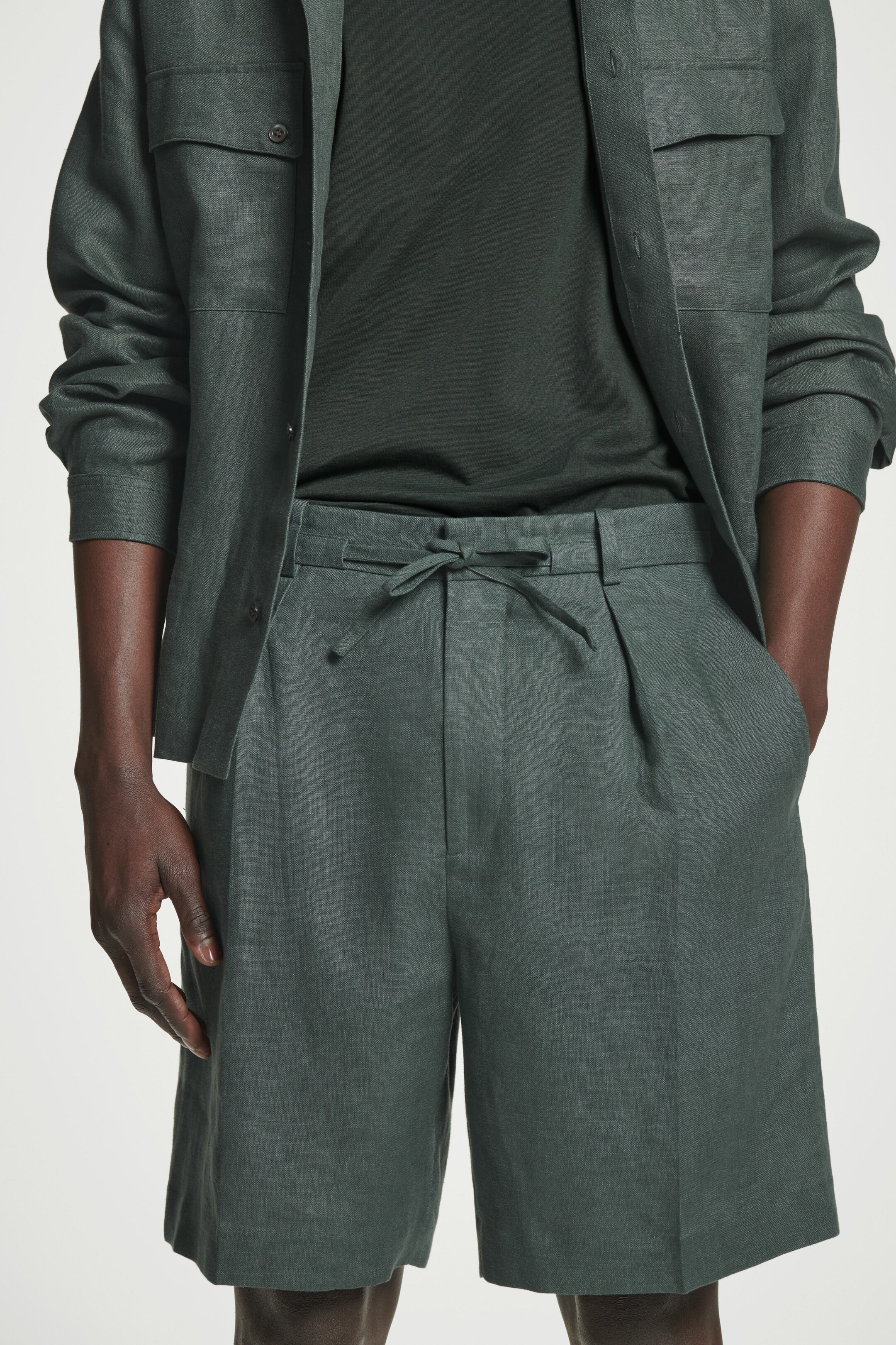 Agrandir l'image: SHORT DE COSTUME TAILLE AJUSTABLE EN LIN - VERT FONCÉ - HOMME | H&M BE 2