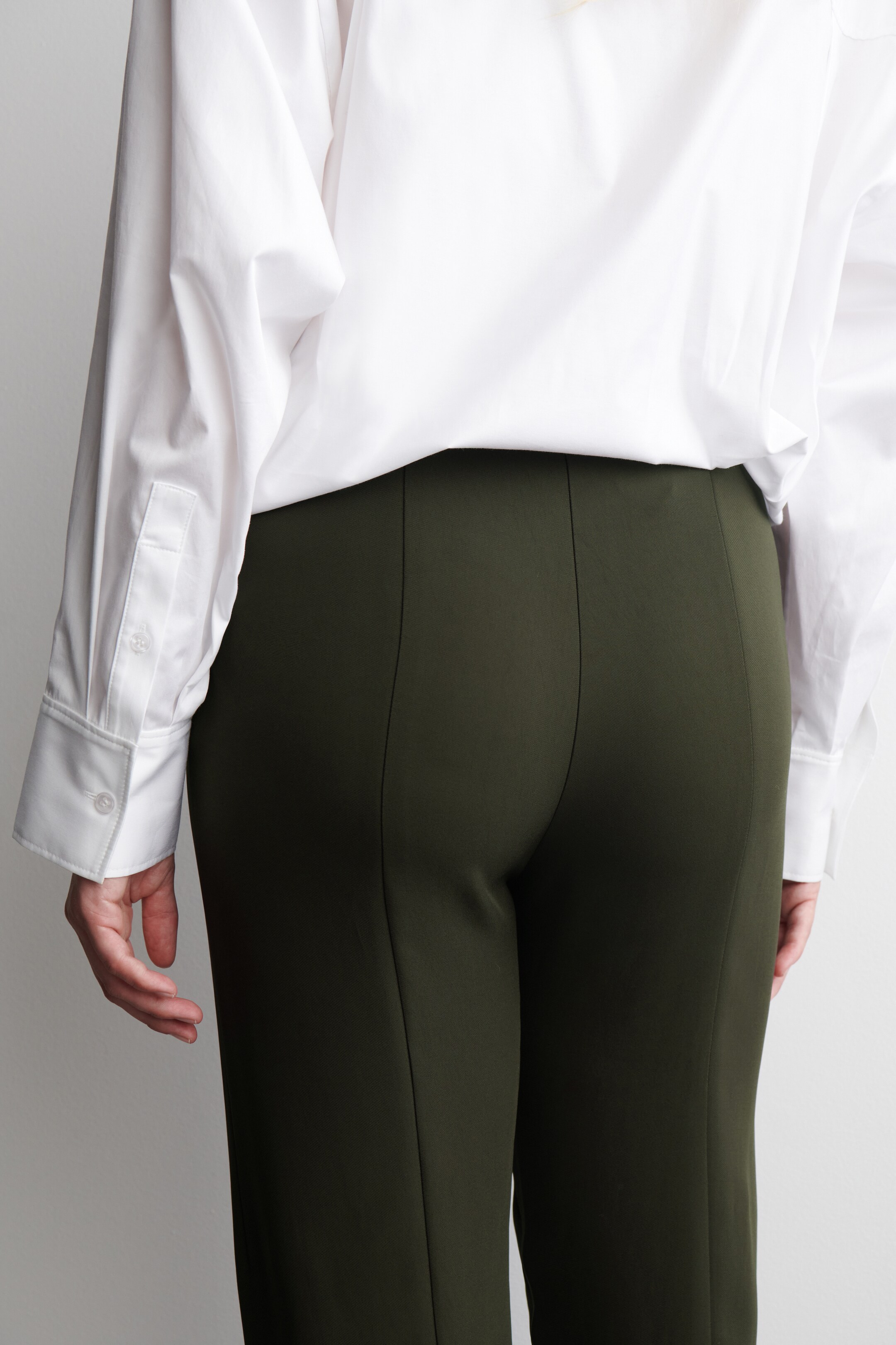 Visualizza immagine più grande: PANTALONI SLIM CON VITA ELASTICIZZATA - MARRONE SCURO - DONNA | H&M IT 4