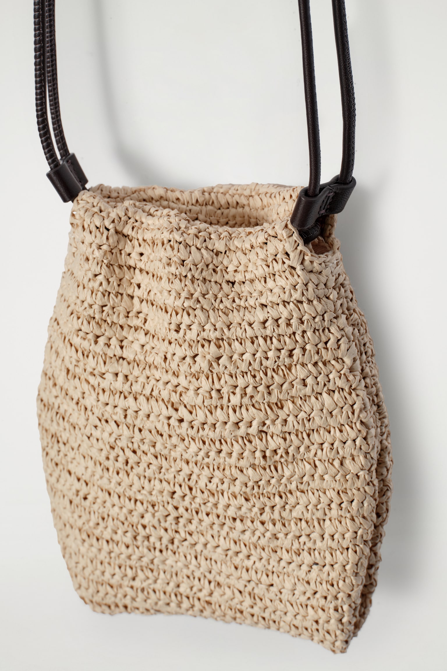 FUNDA PARA TELÉFONO CON CORDÓN - EFECTO RAFIA - BEIGE/NEGRO - 4