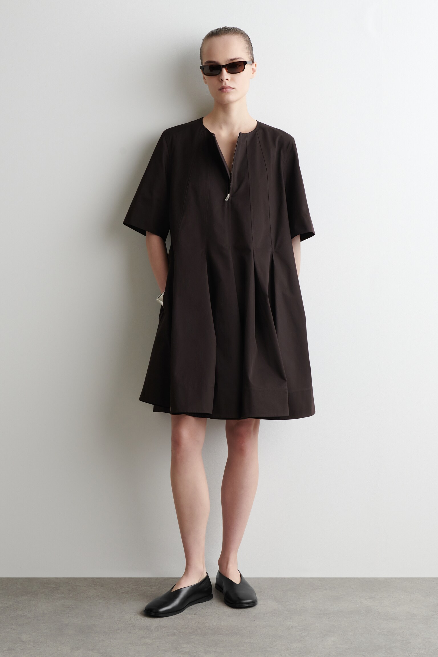 ROBE COURTE PLISSÉE ET ZIPPÉE EN COTON - BRUN FONCÉ/BRUN/BLANC