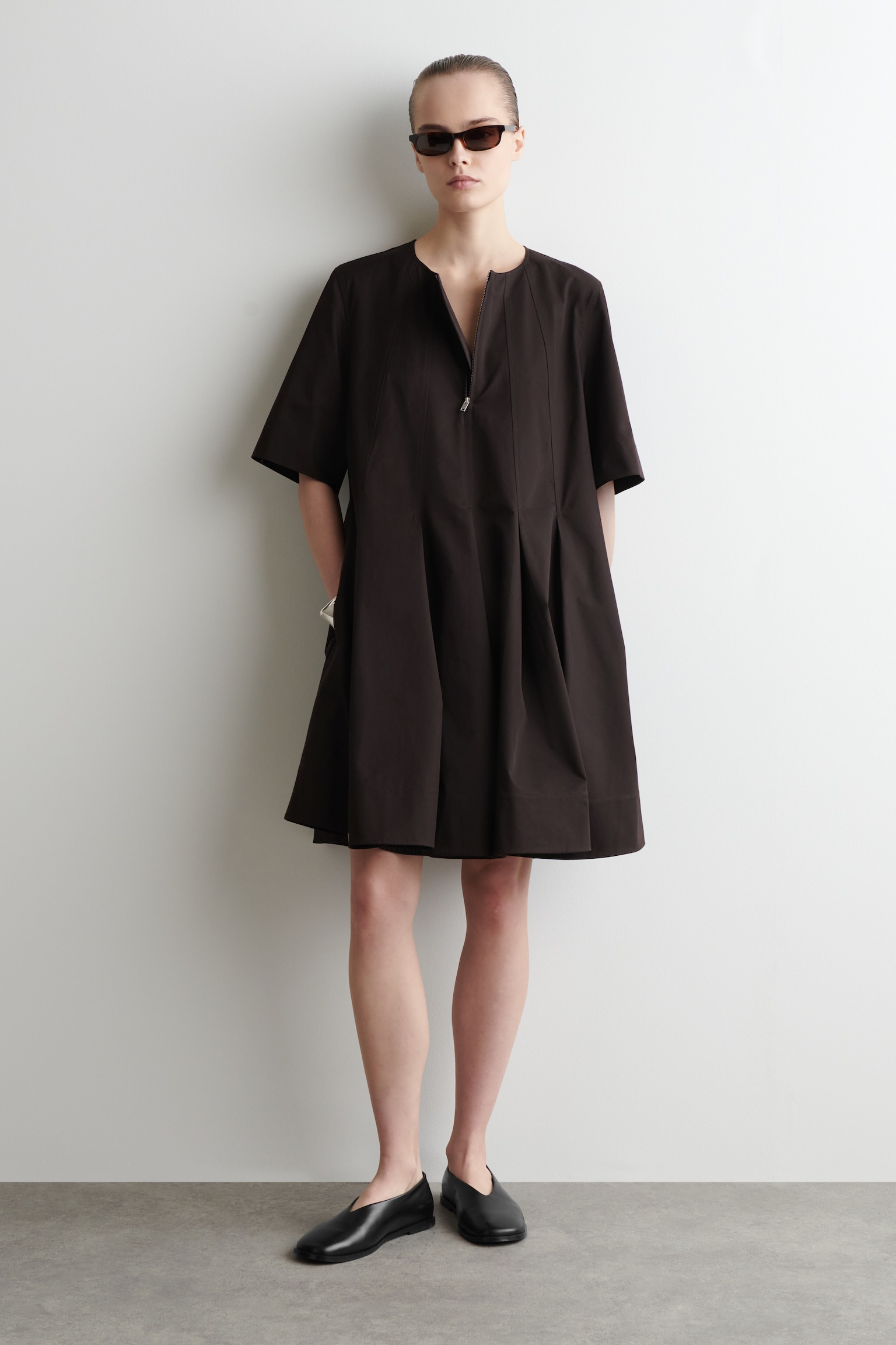 VESTIDO DE ALGODÓN CON TABLAS Y MEDIA CREMALLERA - MARRÓN OSCURO/BLANCO/MARRÓN - 1