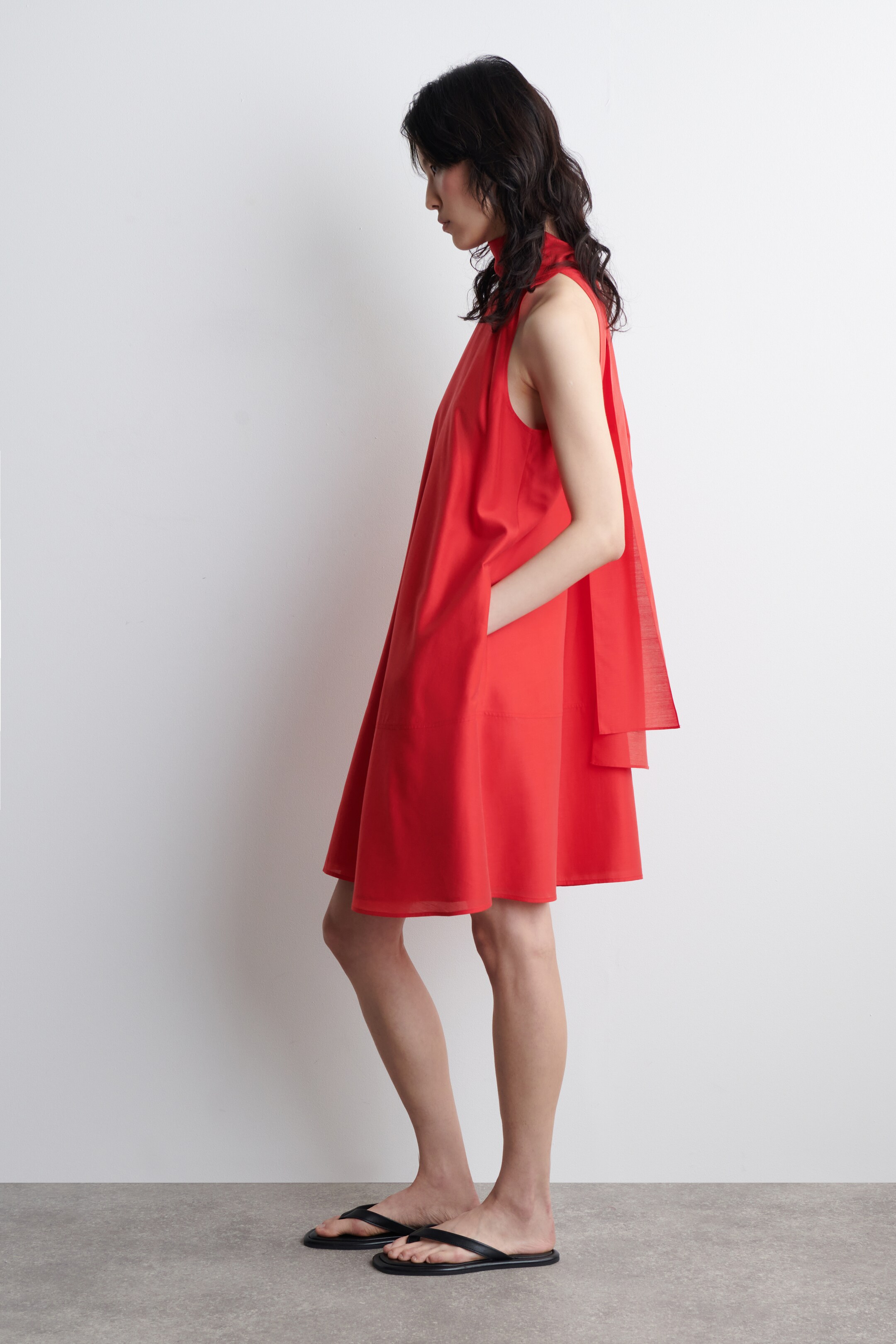 Vezi imaginea mai mare: ROCHIE MINI CU GULER HALTER - ROŞU - FEMEI | H&M RO 3