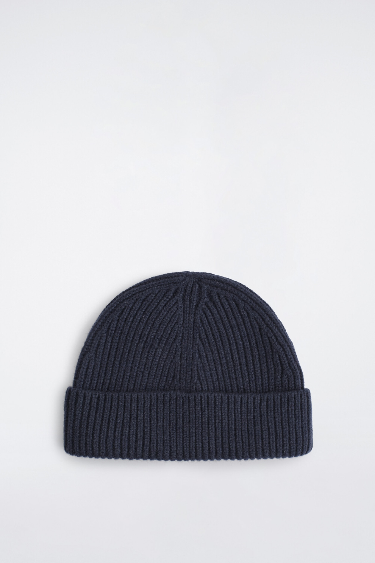 CHUNKY RIBBED WOOL BEANIE — NAVY