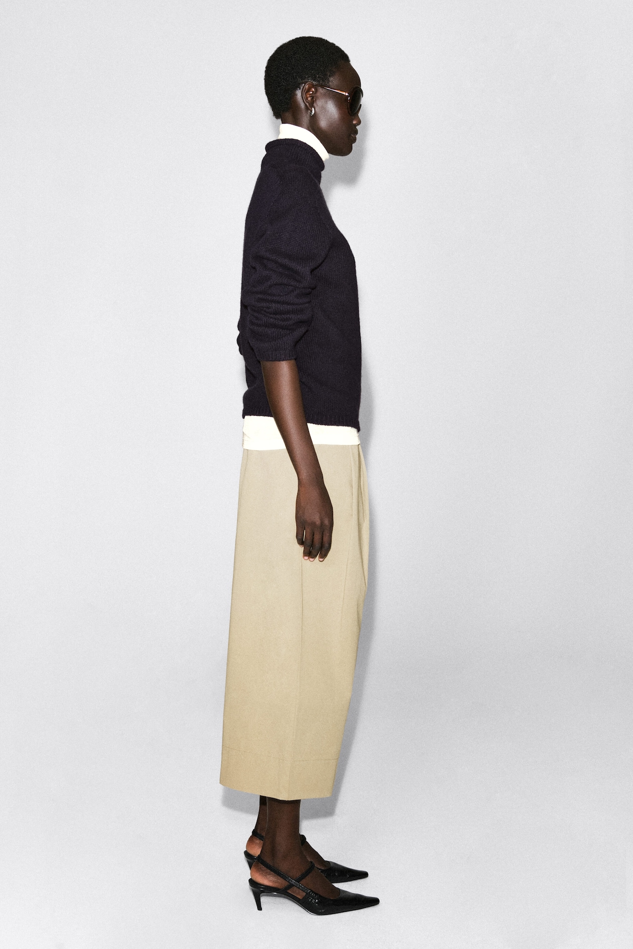 COTTON CROPPED BARREL-LEG PANTS — BEIGE