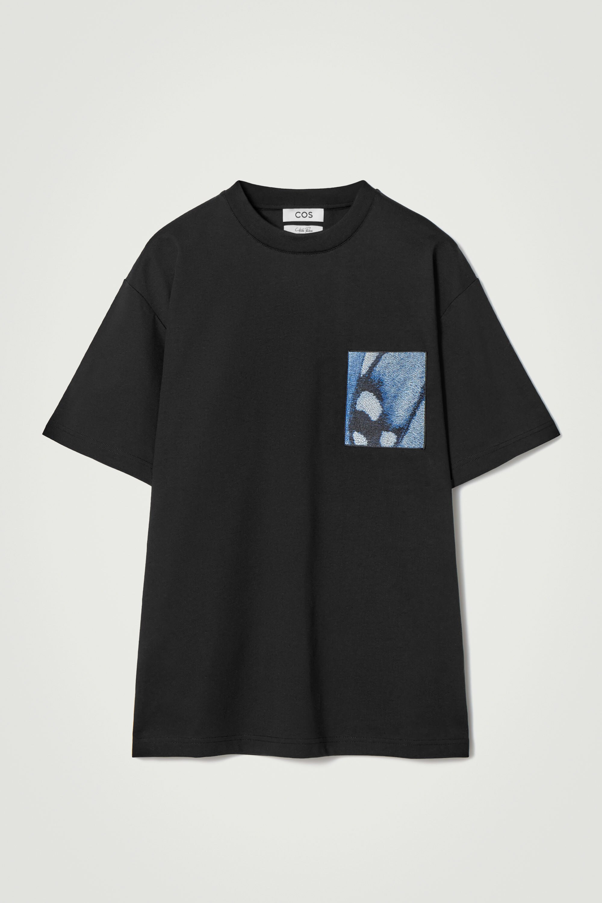 Tシャツ・カットソー DAKS Logo Point Calfskin Half Wallet DBWA5E980BK OVERSIZED JACQUARD-PATCH T-SHIRT - BLACK / BLUE | COS