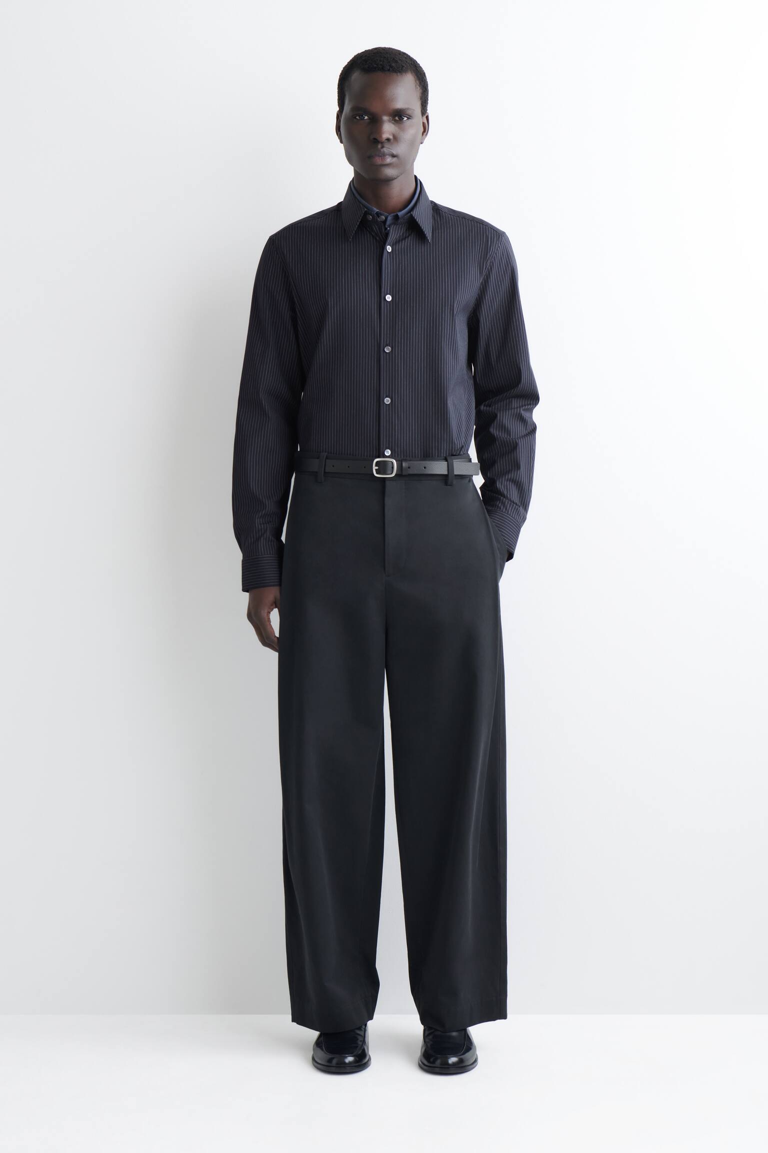 SKRÄDDAD SKJORTA I BOMULLSPOPLIN - MARINBLÅ/KRITSTRECKSRANDIG/VIT - 4