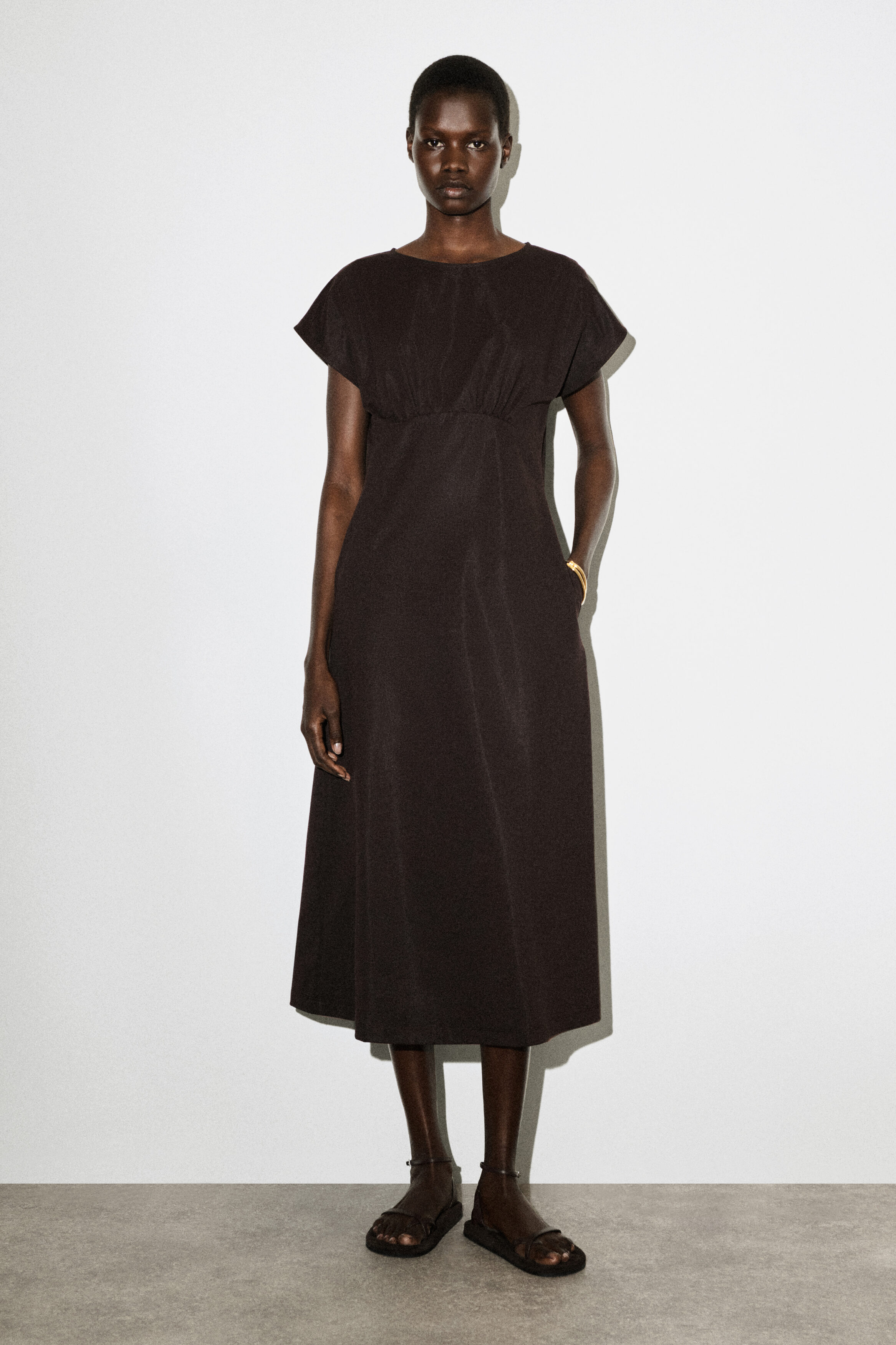 SCULPTED GATHERED JERSEY MIDI DRESS - BROWN | COS US SCULPTED GATHERED JERSEY MIDI DRESS - BROWN | COS US