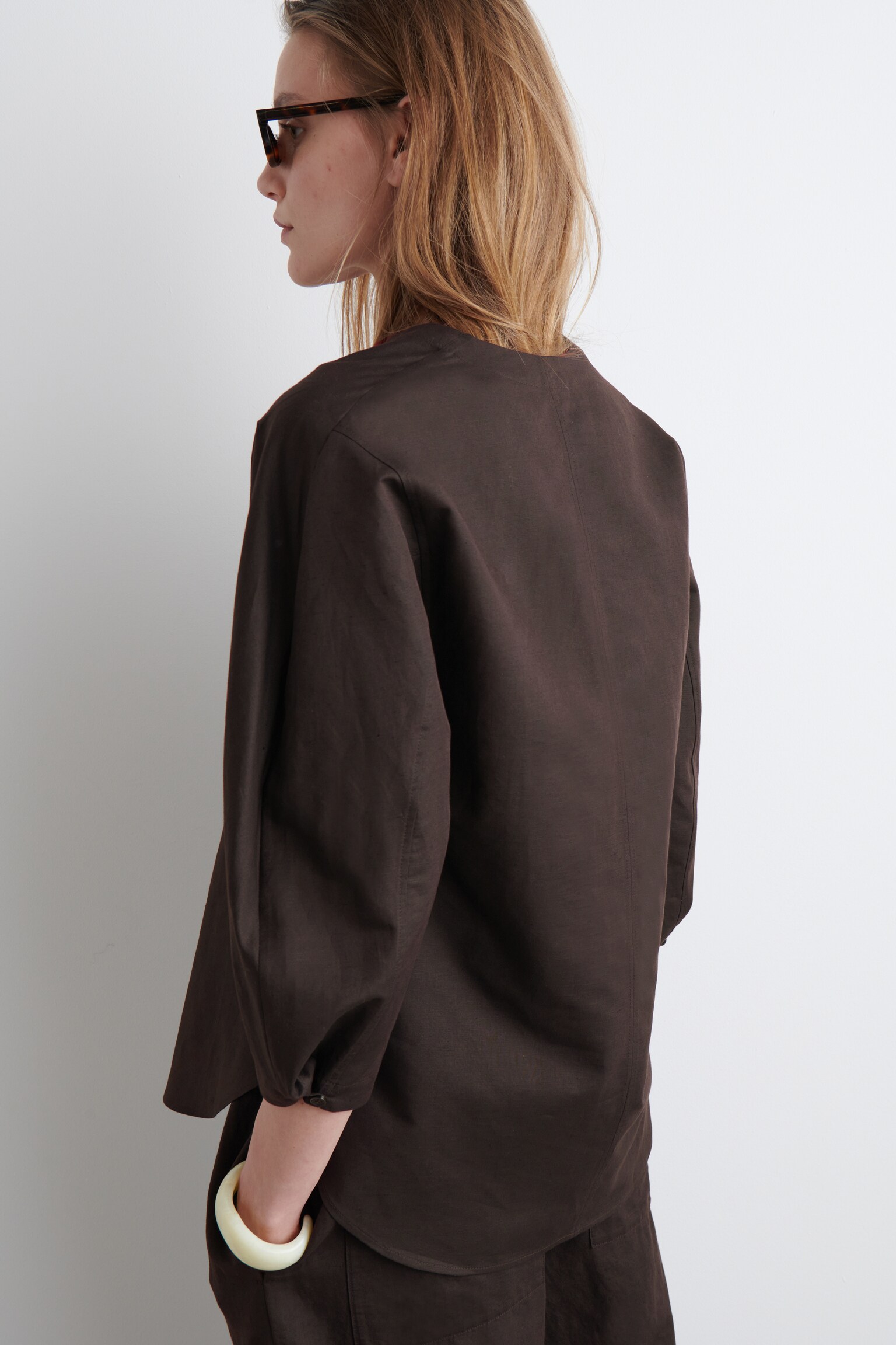 CAMISA DE LINO Y ALGODÓN CON CUELLO DE PICO - MARRÓN OSCURO/ROSA - 7