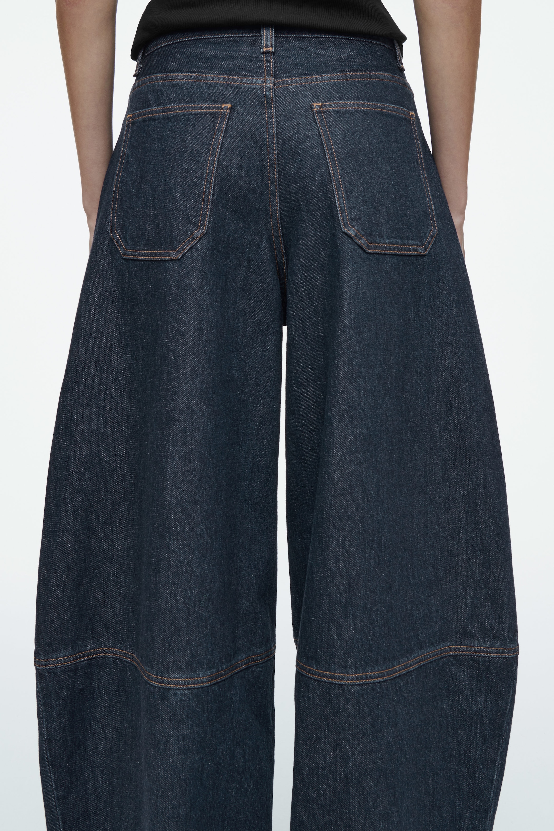 PANTALONES DENIM SIN TRATAR CON PERNERA DE BARRIL