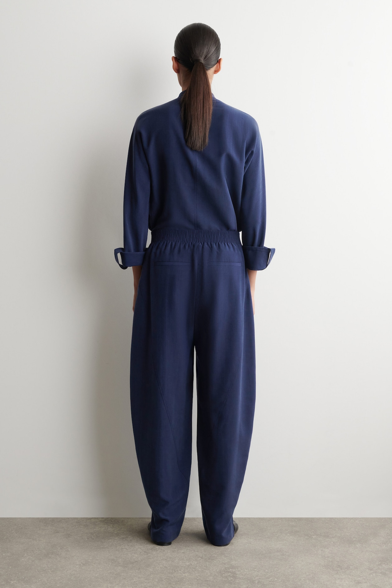 PANELED ELASTICATED BARREL-LEG PANTS — NAVY