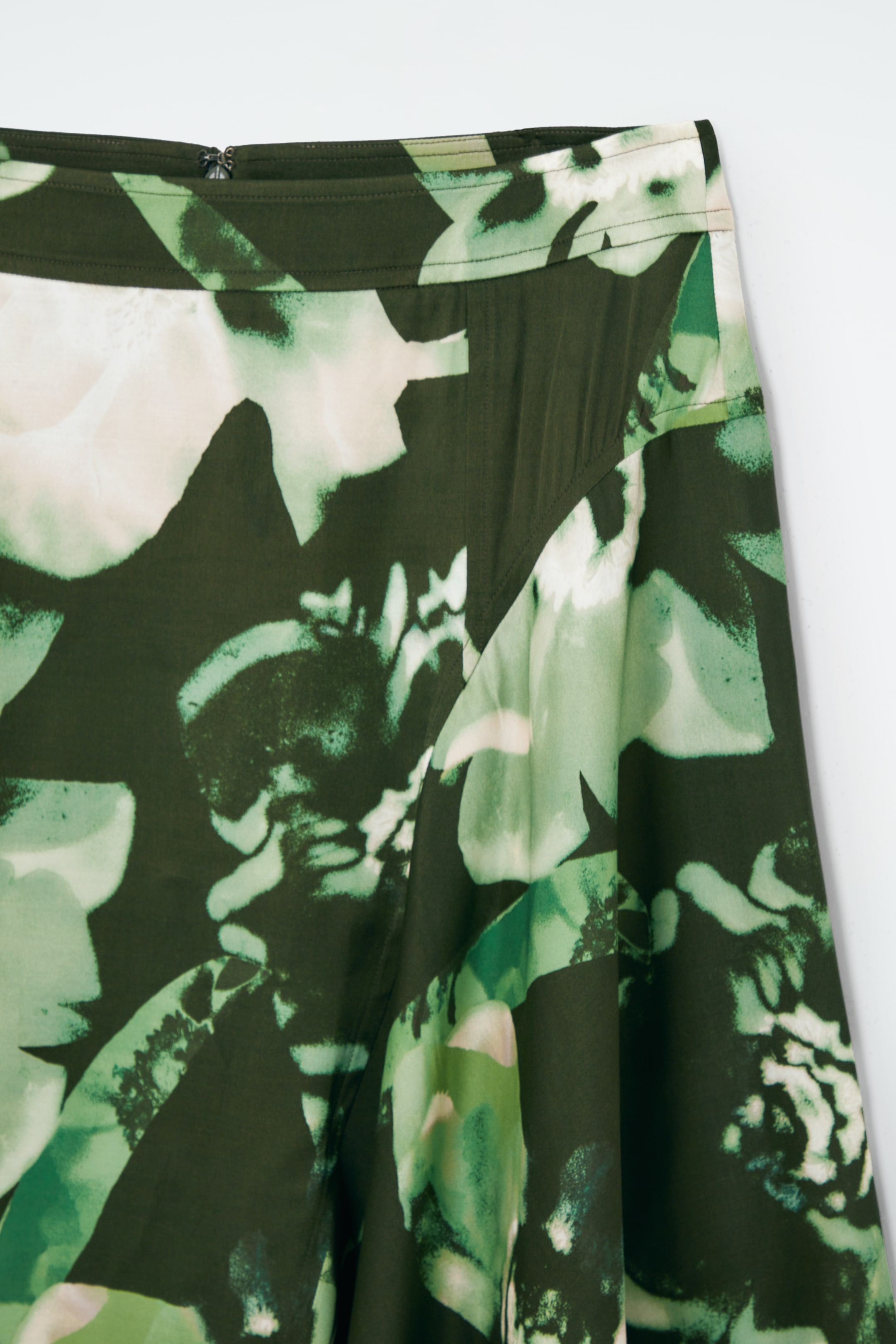 Agrandir l'image: JUPE MIDI ASYMÉTRIQUE DRAPÉE - VERT / IMPRIMÉ FLEURI - FEMME | H&M CH 2