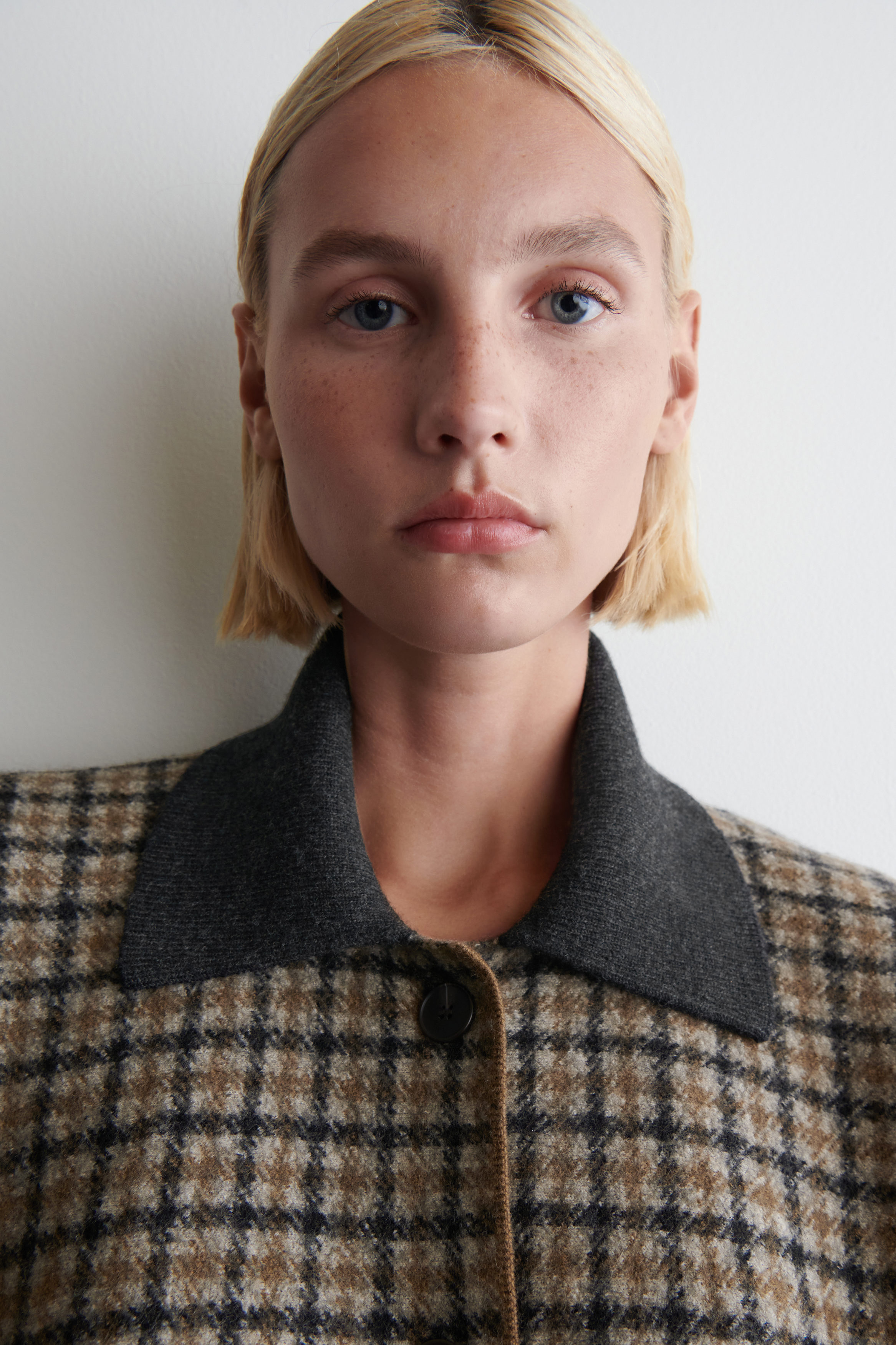 SCULPTED MERINO WOOL SHORT JACKET - BEIGE / CHECKED | COS US
