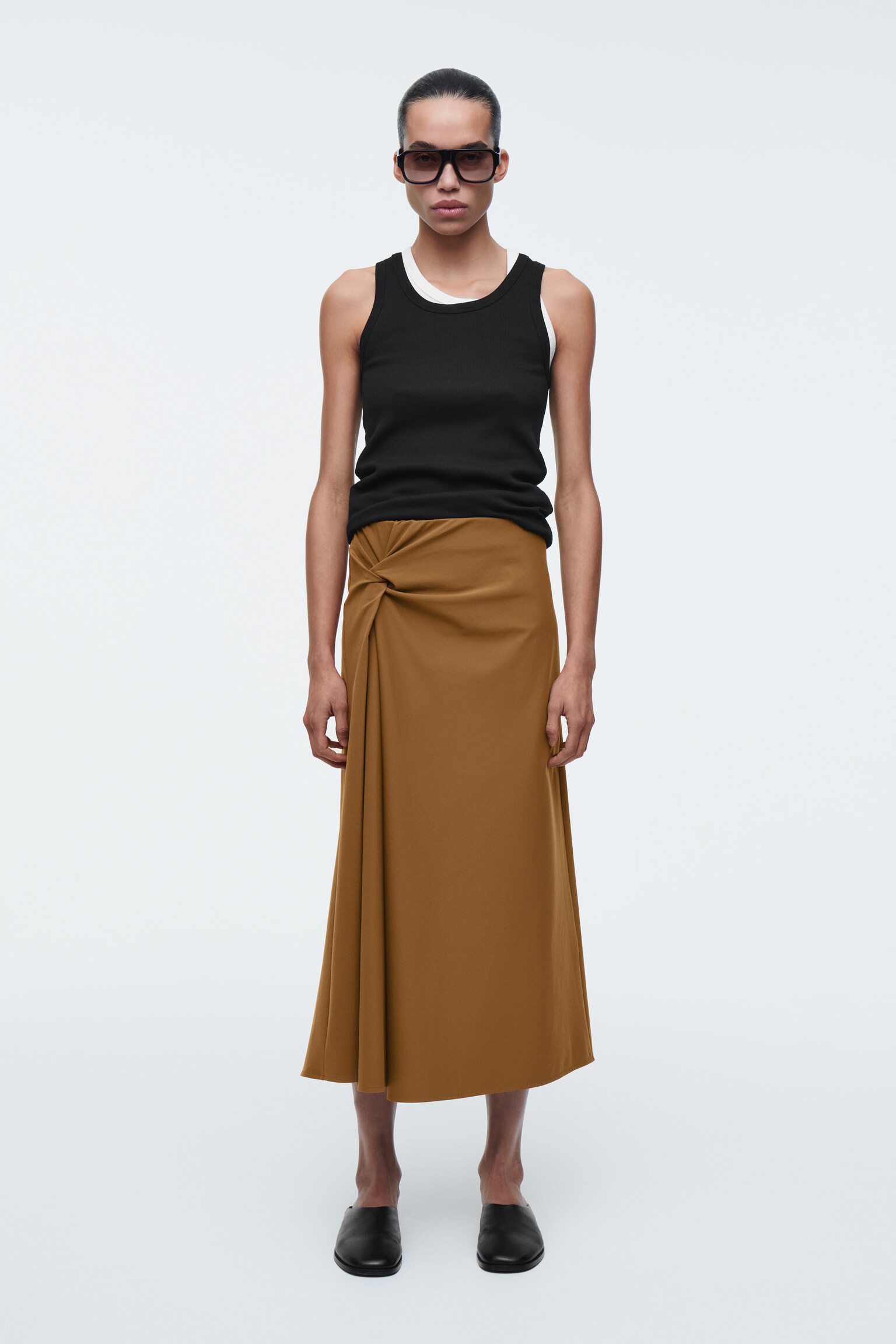 FALDA MIDI CON DETALLE DE NUDO - MARRÓN/NEGRO - 8