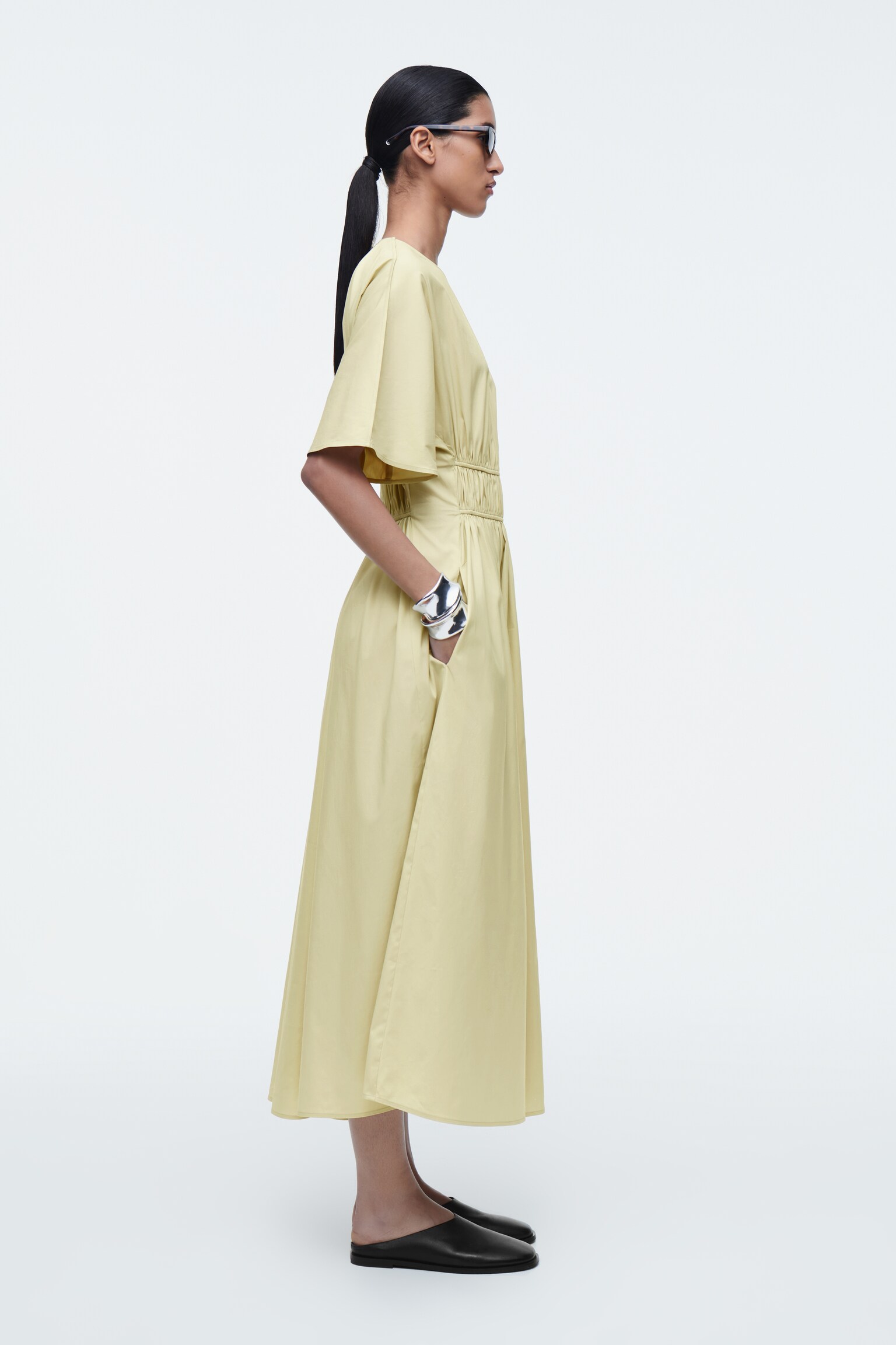VESTIDO MIDI FRUNCIDO CON ESPALDA DESCUBIERTA - PISTACHO/NEGRO - 6