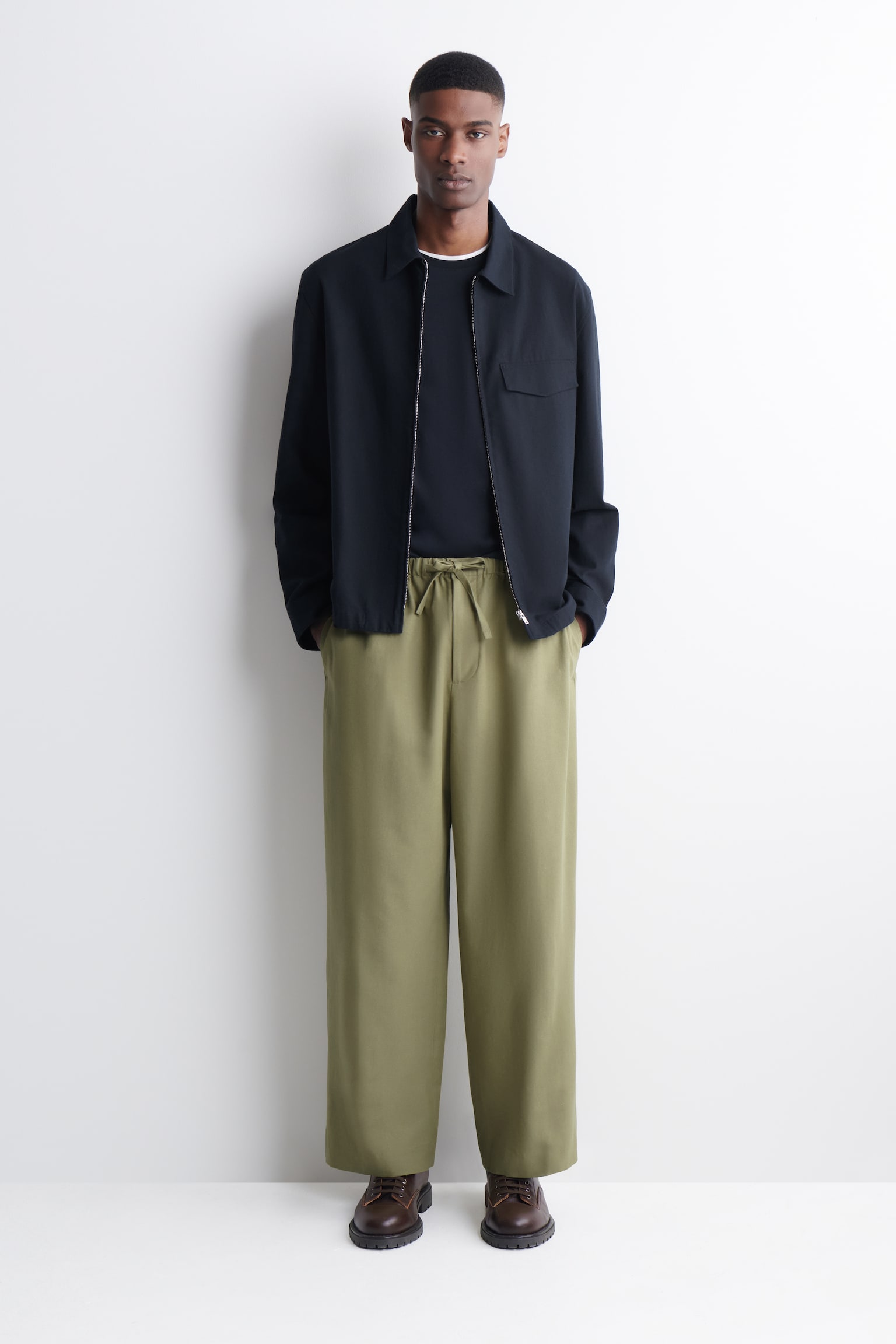 REGULOWANE W PASIE SPODNIE Z NOGAWKAMI TYPU BARREL-KHAKI - 1