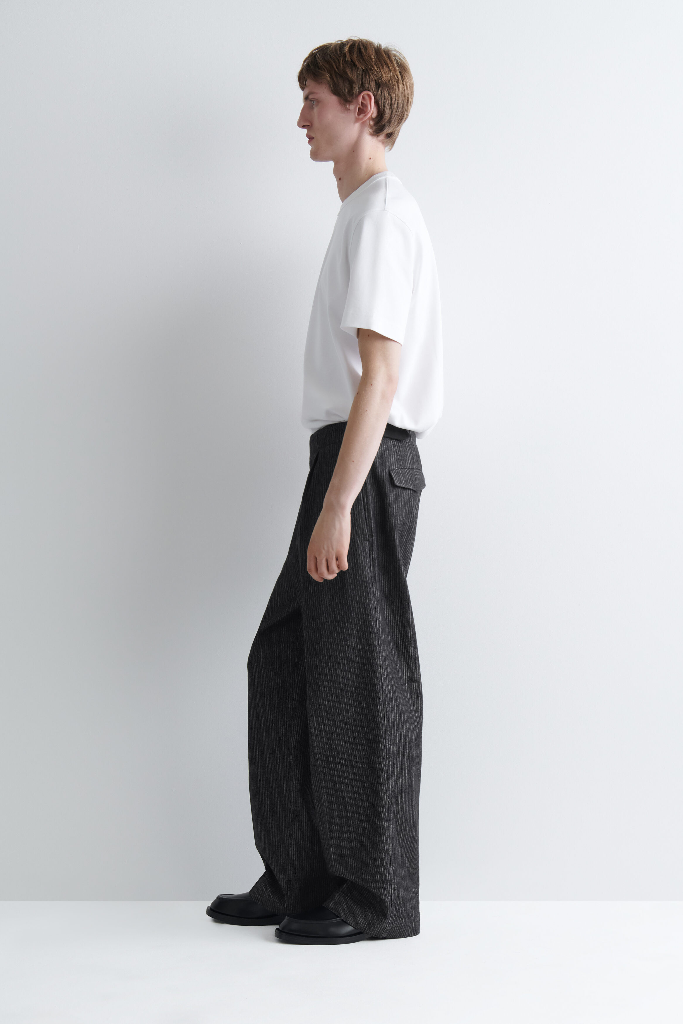 PINSTRIPED DENIM RELAXED-FIT WIDE-LEG PANTS - BLACK / PINSTRIPED