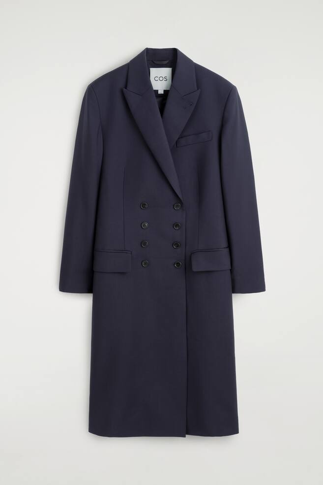 Ein dunkel marineblauer, lang geschnittener, zweireihiger Blazer hÃ¤ngt frontal und prÃ¤sentiert sein strukturiertes Design. Der Blazer verfÃ¼gt Ã¼ber spitze Revers, eine Brustleistentasche, zwei seitliche Pattentaschen und einen vorderen Verschluss mit acht KnÃ¶pfen. - 1
