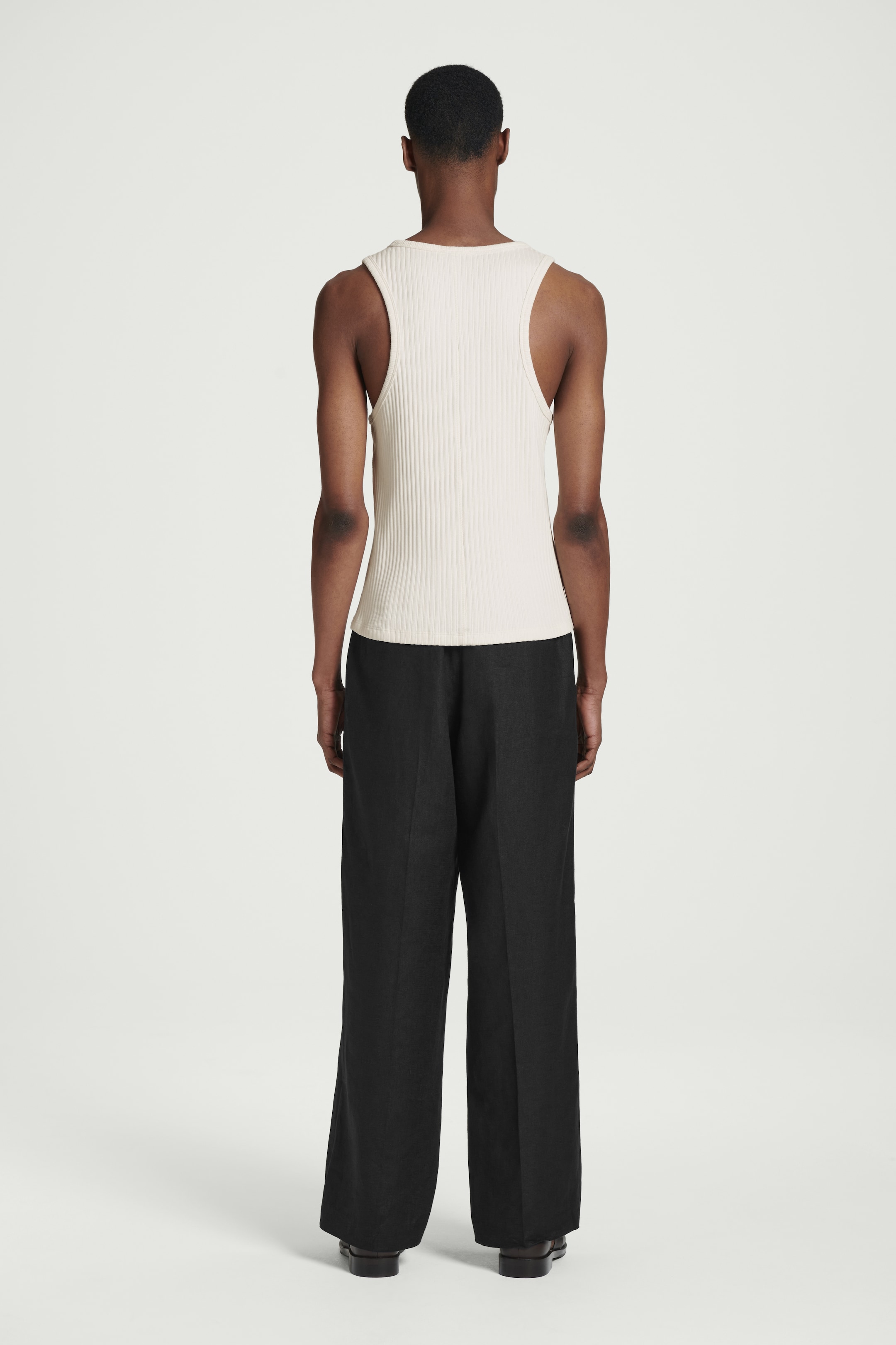 Visa större bild: FIGURNÄRA LINNE I RIBBAD BOMULL - OFF-WHITE - HERR | H&M SE 3