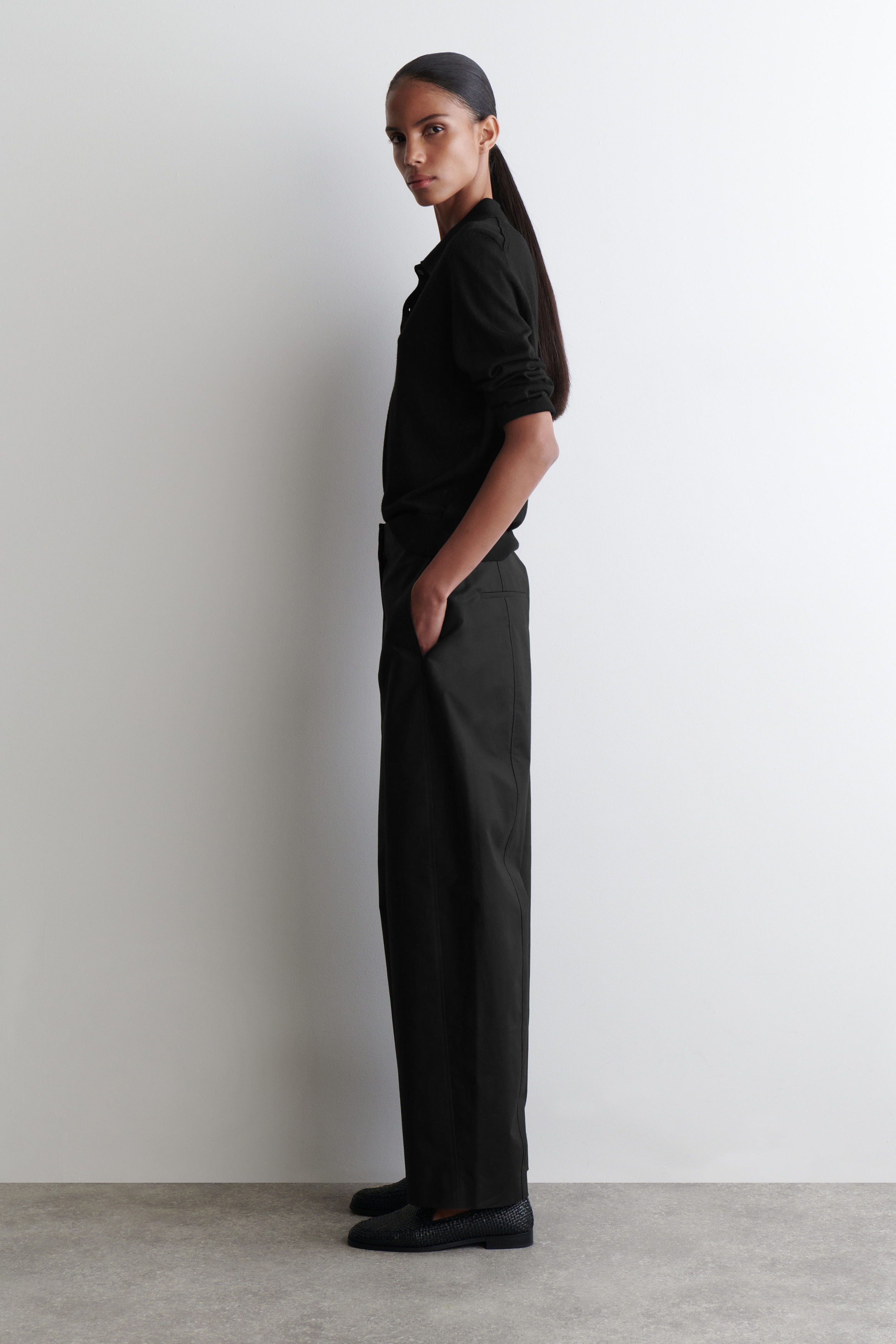 新品未使用完売品【COS】BARREL-LEG COTTON TROUSERS BARREL-LEG COTTON PANTS - OFF-WHITE | COS