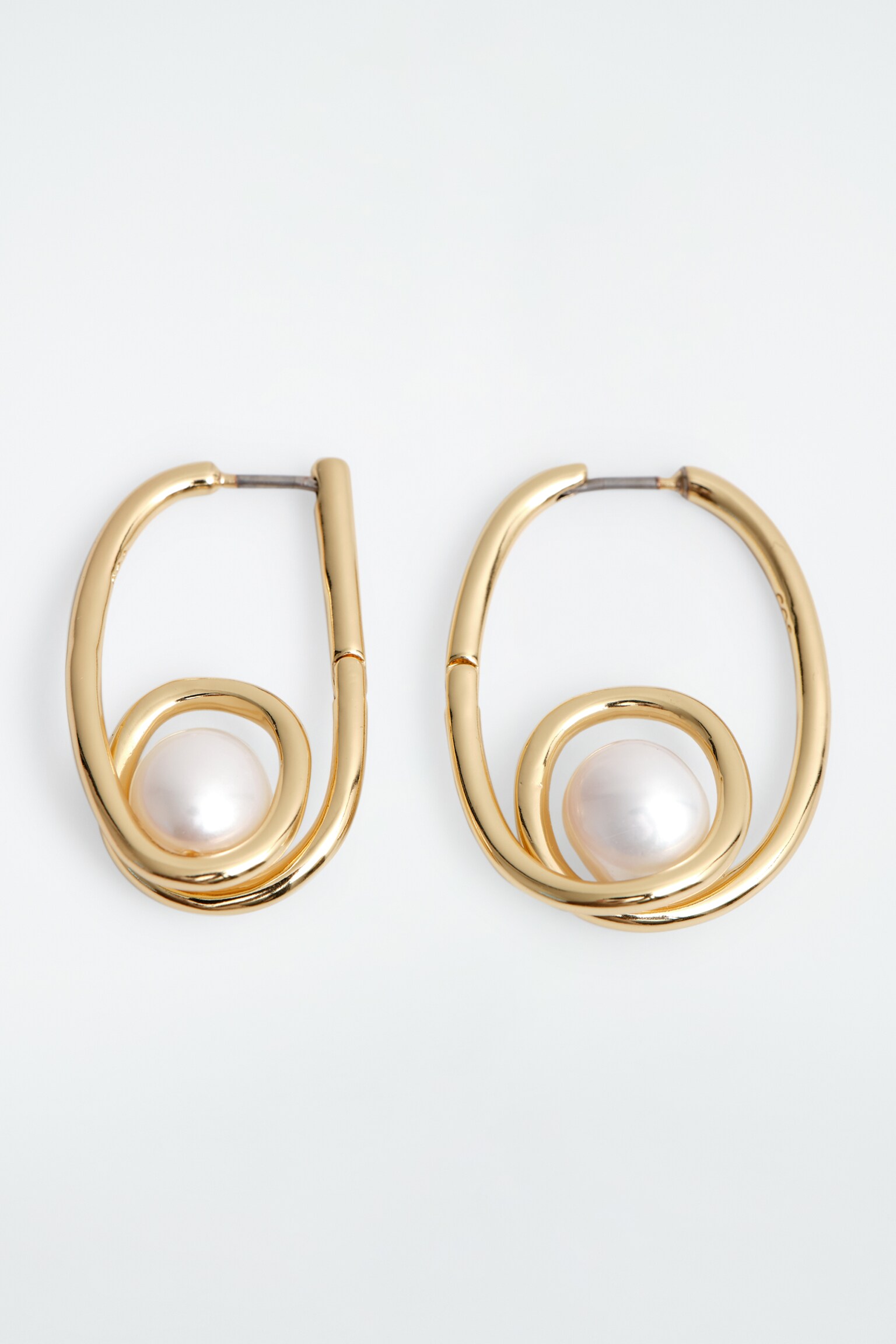 PENDIENTES DESPAREJADOS CON PERLAS ENTRELAZADAS - DORADO - 2