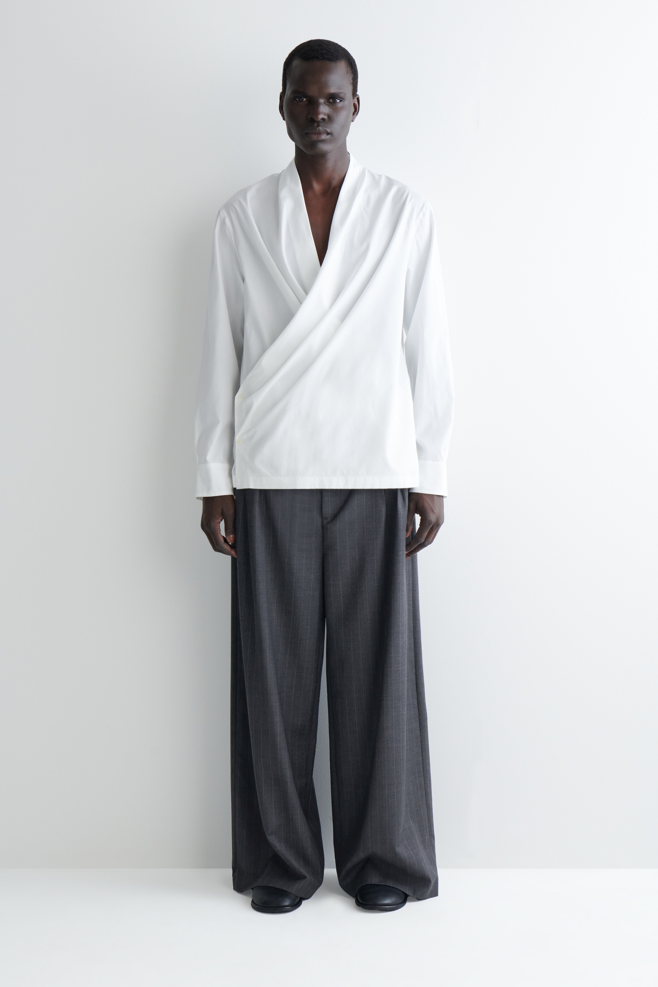 Grotere afbeelding bekijken: RELAXED COTTON-SILK WIKKELBLOUSE - WIT - HEREN | H&M BE 2